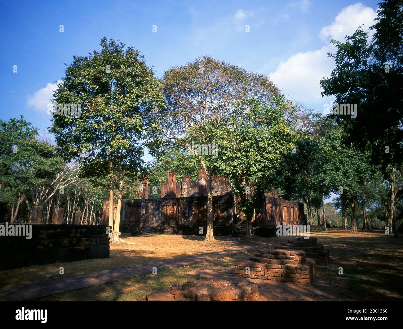 Thailandia: Wat Phra Sri Ariyabot, Kamphaeng Phet Parco storico. Kamphaeng Phet Historical Park nel centro della Thailandia era una volta parte del regno di Sukhothai che fiorì nel XIII e XIV secolo. Il regno di Sukhothai fu il primo dei regni tailandesi. Foto Stock