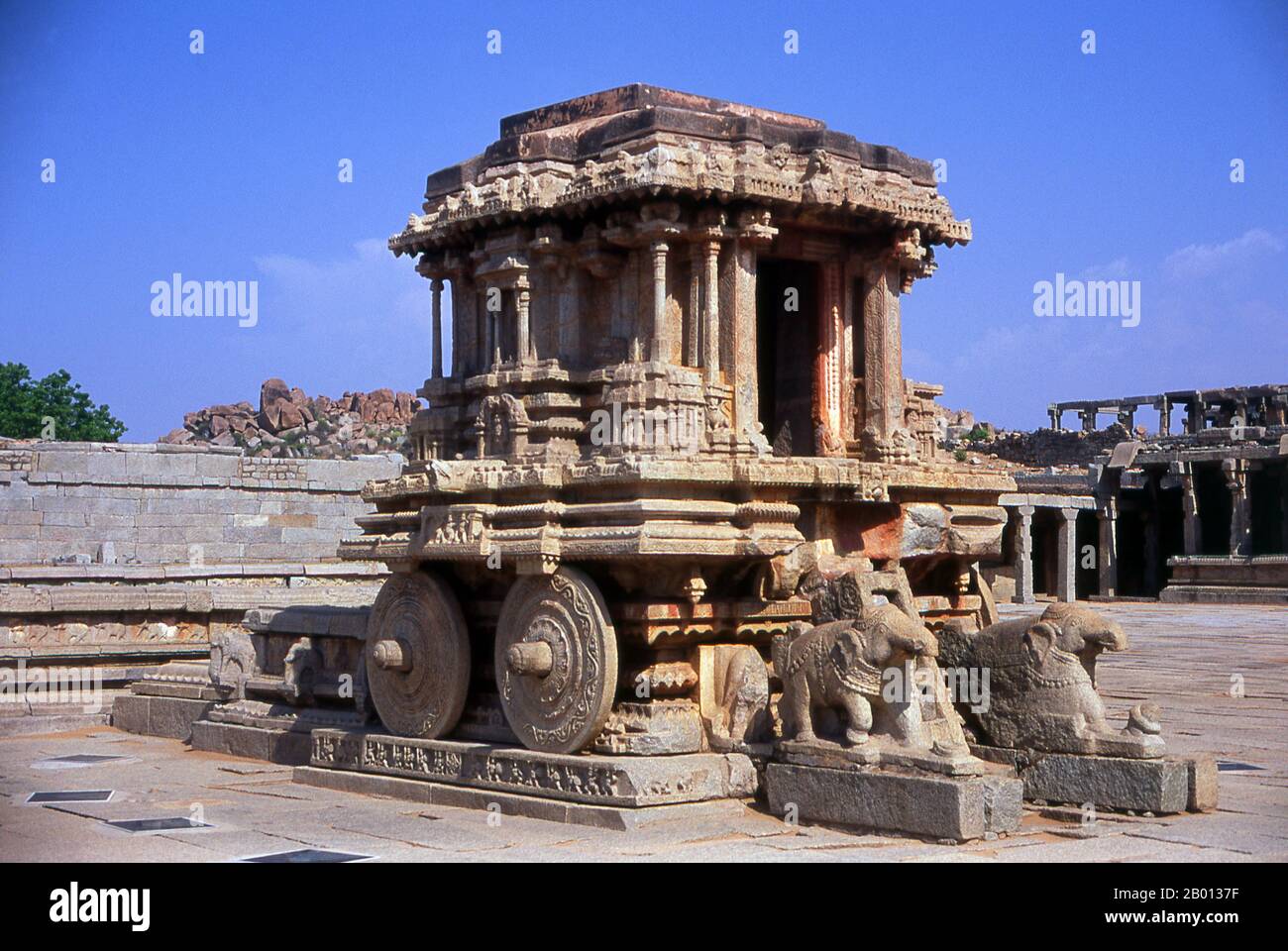 India: Un santuario dedicato a Garuda a forma di carro, Tempio di Vitthala, Hampi, Stato Karnataka. Il Tempio di Vittala, costruito agli inizi del XVI secolo, è dedicato al dio indù Vithoba (conosciuto anche come Vitthala e Panduranga), un incarnazione di Vishnu o del suo avatar Krishna. Hampi è un villaggio del Karnataka, nello stato del Nord. Si trova all'interno delle rovine di Vijayanagara, l'ex capitale dell'Impero Vijayanagara. Antecedente la città di Vijayanagara, continua ad essere un importante centro religioso, che ospita il Tempio di Virupaksha, così come molti altri monumenti della città vecchia. Foto Stock