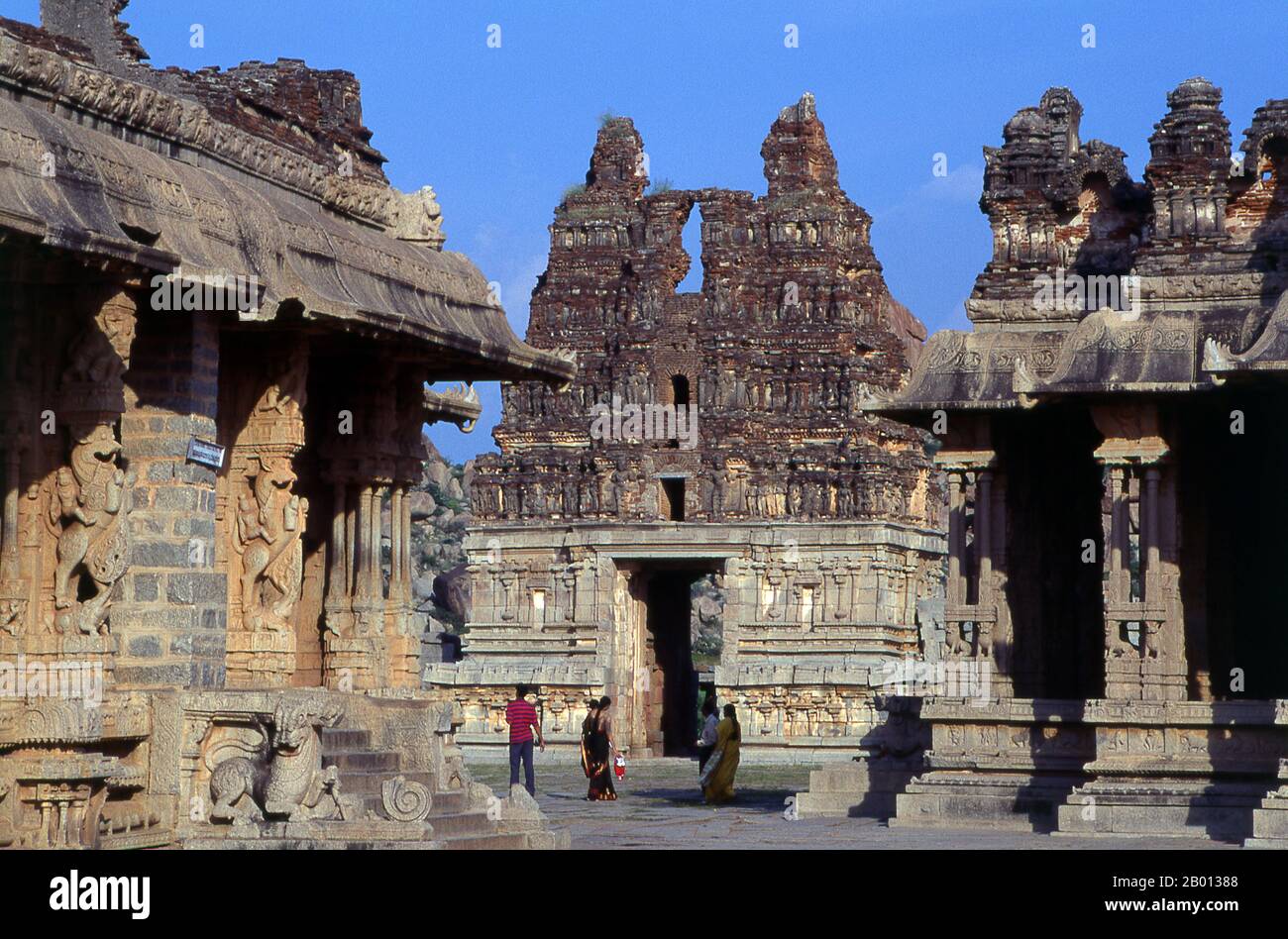 India: Tempio di Vitthala, Hampi, stato di Karnataka. Il Tempio di Vittala, costruito agli inizi del XVI secolo, è dedicato al dio indù Vithoba (conosciuto anche come Vitthala e Panduranga), un incarnazione di Vishnu o del suo avatar Krishna. Hampi è un villaggio del Karnataka, nello stato del Nord. Si trova all'interno delle rovine di Vijayanagara, l'ex capitale dell'Impero Vijayanagara. Antecedente la città di Vijayanagara, continua ad essere un importante centro religioso, che ospita il Tempio di Virupaksha, così come molti altri monumenti appartenenti alla città vecchia. Foto Stock