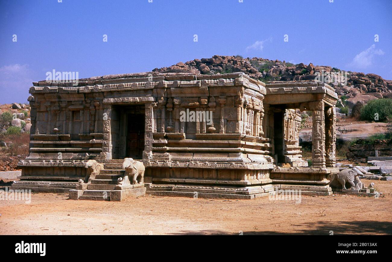India: Padiglione vicino al Tempio di Vitthala, Hampi, Karnataka Stato. Il Tempio di Vittala, costruito agli inizi del XVI secolo, è dedicato al dio indù Vithoba (conosciuto anche come Vitthala e Panduranga), un incarnazione di Vishnu o del suo avatar Krishna. Hampi è un villaggio del Karnataka, nello stato del Nord. Si trova all'interno delle rovine di Vijayanagara, l'ex capitale dell'Impero Vijayanagara. Antecedente la città di Vijayanagara, continua ad essere un importante centro religioso, che ospita il Tempio di Virupaksha, così come molti altri monumenti appartenenti alla città vecchia. Foto Stock
