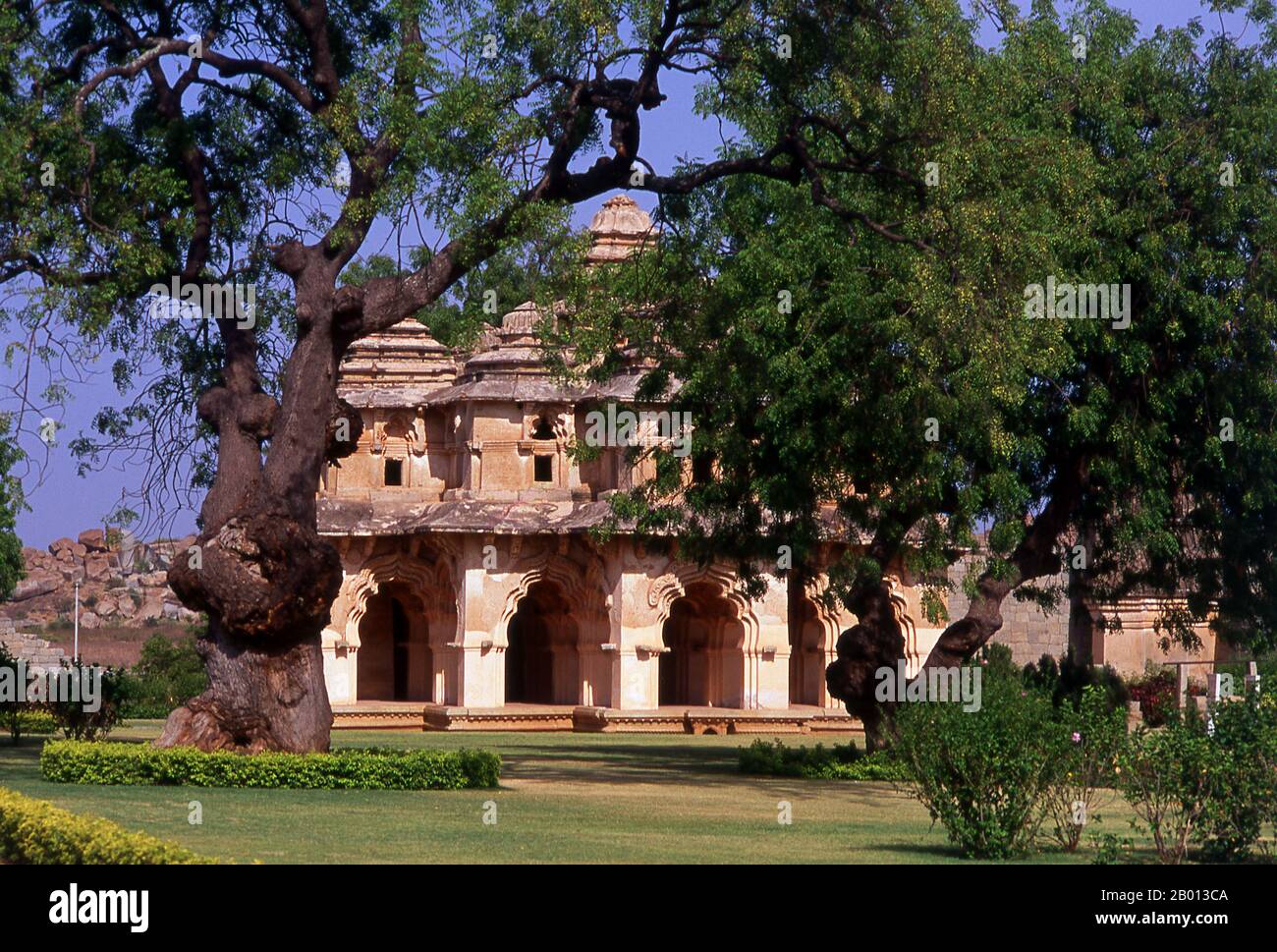 India: Lotus Mahal, Zenana enclosure, Hampi, Karnataka Stato. Il Lotus Mahal è una costruzione del più tardi periodo Vijayanagara e mostra l'influenza islamica nelle sue porte ad arco e soffitti a volta. L'involucro di Zenana è un composto murato che originariamente ospitava le donne della famiglia reale. Hampi è un villaggio del Karnataka, nello stato del Nord. Si trova all'interno delle rovine di Vijayanagara, l'ex capitale dell'Impero Vijayanagara. Antecedente la città di Vijayanagara, continua ad essere un importante centro religioso, che ospita il Tempio di Virupaksha, così come molti altri monumenti. Foto Stock