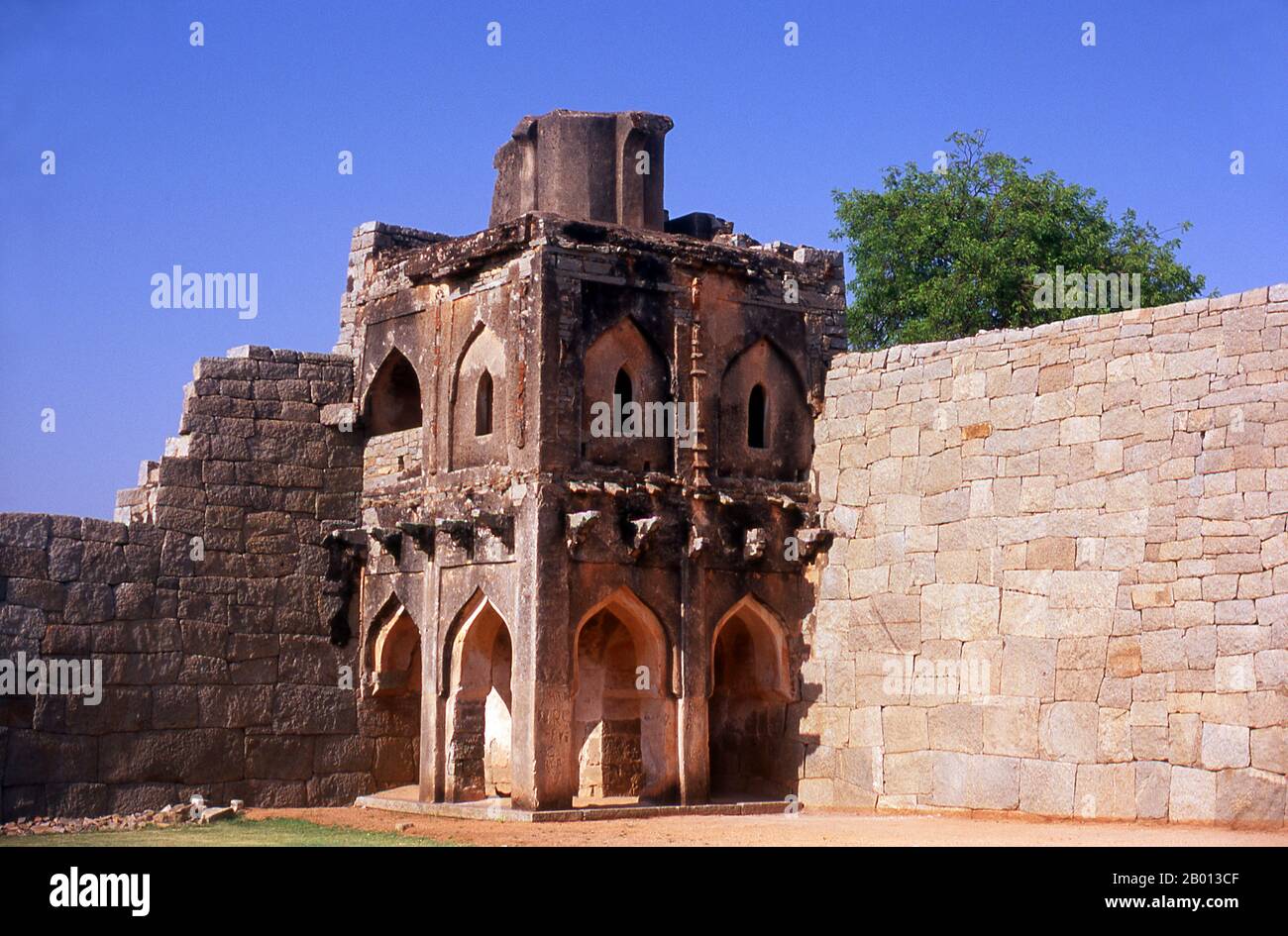 India: Una sezione della Zenana enclosure, Hampi, Karnataka Stato. L'involucro di Zenana è un composto murato che originariamente ospitava le donne della famiglia reale. Hampi è un villaggio del Karnataka, nello stato del Nord. Si trova all'interno delle rovine di Vijayanagara, l'ex capitale dell'Impero Vijayanagara. Antecedente la città di Vijayanagara, continua ad essere un importante centro religioso, che ospita il Tempio di Virupaksha, così come molti altri monumenti appartenenti alla città vecchia. Foto Stock