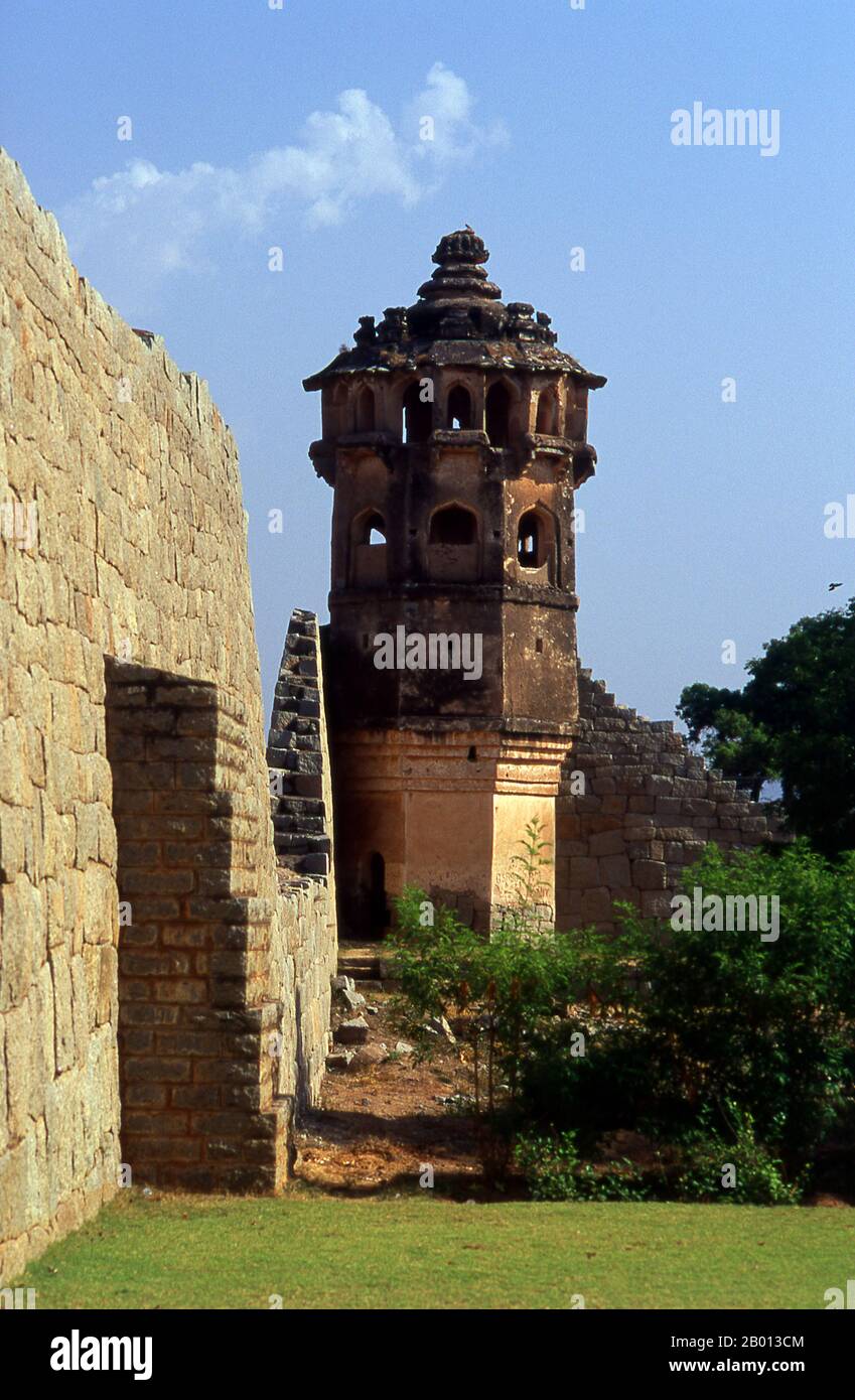 India: Una torre di avvistamento presso la Zenana enclosure, Hampi, Karnataka state. L'involucro di Zenana è un composto murato che originariamente ospitava le donne della famiglia reale. Hampi è un villaggio del Karnataka, nello stato del Nord. Si trova all'interno delle rovine di Vijayanagara, l'ex capitale dell'Impero Vijayanagara. Antecedente la città di Vijayanagara, continua ad essere un importante centro religioso, che ospita il Tempio di Virupaksha, così come molti altri monumenti appartenenti alla città vecchia. Foto Stock