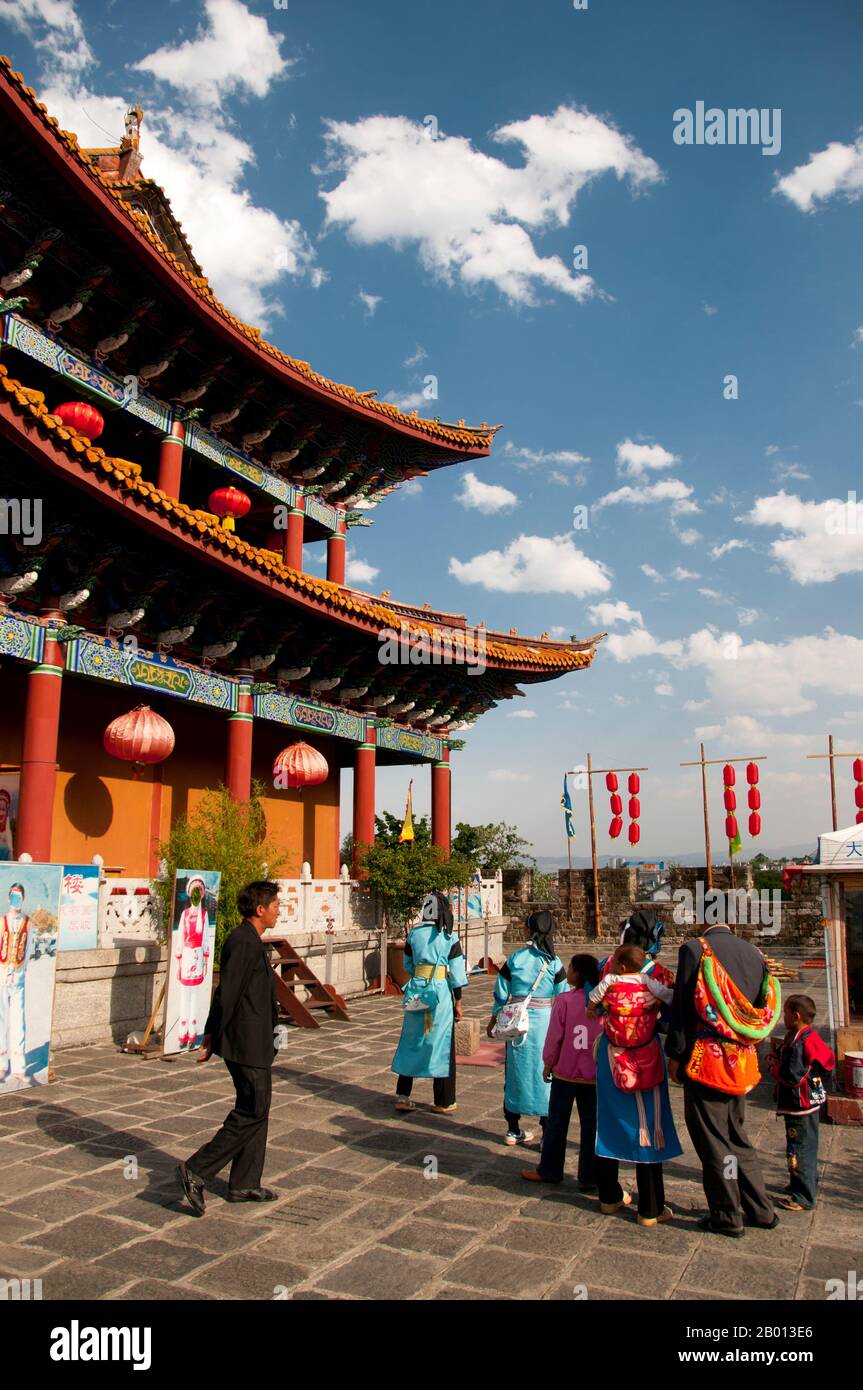 Cina: Bai a Tonghaimen (porta Sud), Città Vecchia, Dali, Yunnan. Dalì è l'antica capitale sia del regno Bai di Nanzhao, che fiorì nella zona durante l'VIII e IX secolo, sia del regno di Dali, che regnò dal 937 al 1253. Situato in una parte un tempo significativamente musulmana della Cina del Sud, Dali fu anche il centro della ribellione Panthay contro la regnante dinastia imperiale Qing dal 1856 al 1863. La città vecchia fu costruita durante il regno dell'imperatore della dinastia Ming Hongwu (1368–1398). Foto Stock