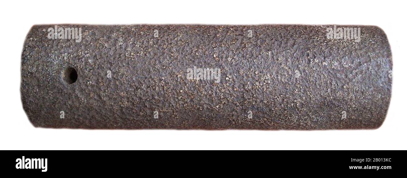 Cina: Una pistola manuale cinese precoce e rudimentale, forse 13 ° secolo. Il barile di ferro è stato presumibilmente fissato in qualche tipo di supporto di legno che da allora è decaduto via. Foto Stock