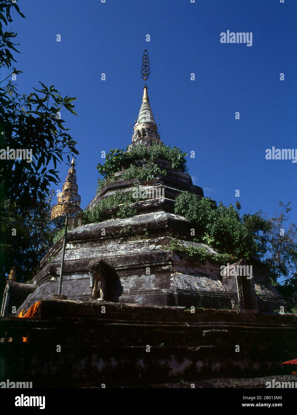 Thailandia: Chedi vecchio al 14 ° secolo Wat Luang, Phrae, Thailandia del Nord. Il Wat Luang risale al XII-XIII secolo ed è il tempio più antico di Phrae. Phrae fu costruito accanto al fiume Yom nel 12 ° secolo e faceva parte del regno Mon di Haripunchai. Nel 1443, il re Tilokaraj del vicino regno Lanna catturò la città. Foto Stock