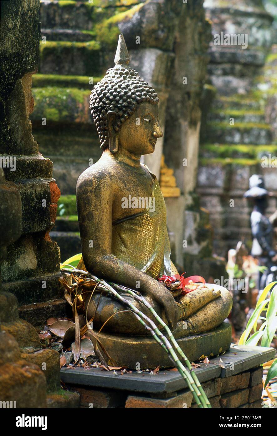 Thailandia: Buddha, Wat Chom Sawan, Phrae, Thailandia del Nord. Wat Chom Sawan (Jom Sawan) è un tempio Shan della fine del XIX secolo, con elementi architettonici sia di Shan che birmani. Phrae fu costruito accanto al fiume Yom nel 12 ° secolo e faceva parte del regno Mon di Haripunchai. Nel 1443, il re Tilokaraj del vicino regno Lanna catturò la città. Foto Stock
