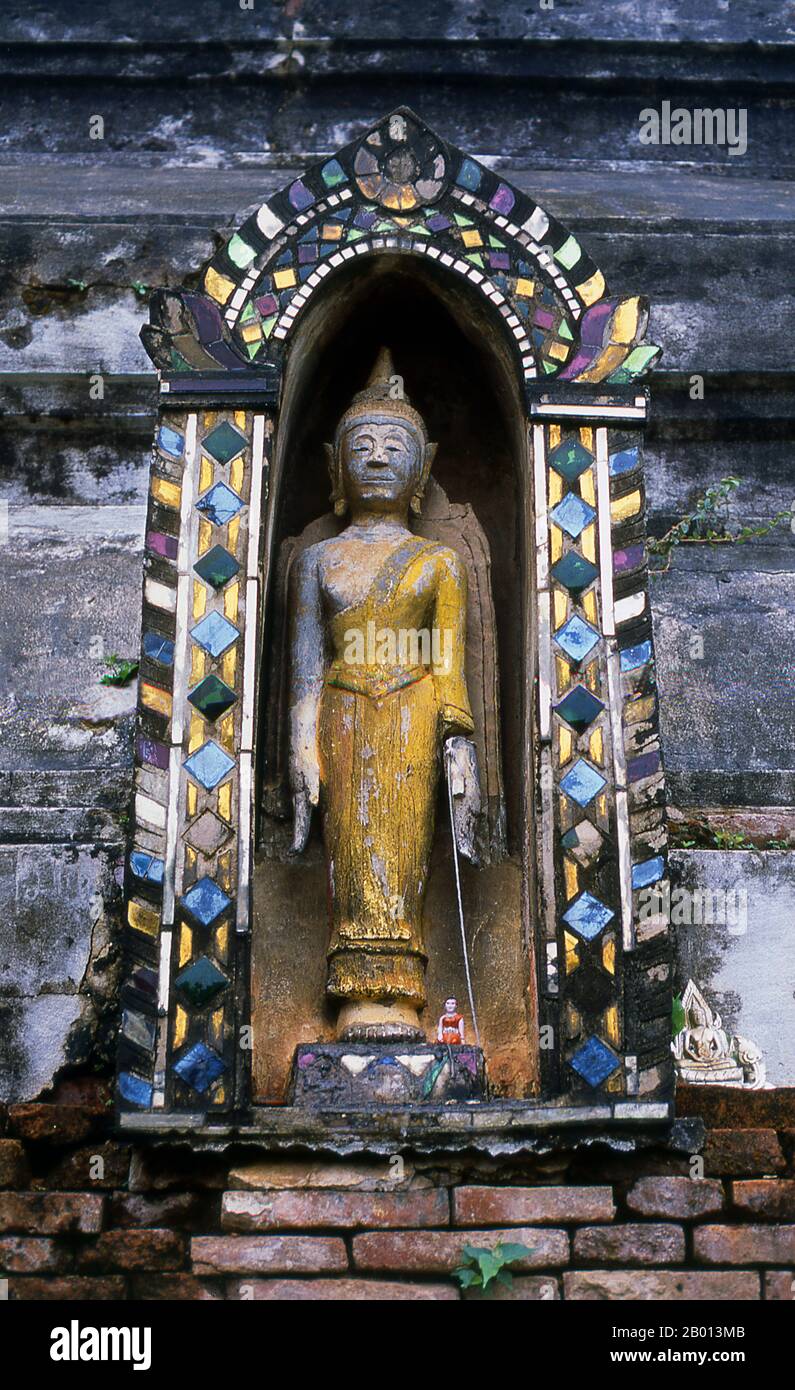 Thailandia: Una figura di Buddha in una nicchia a Wat Luang, Phrae, Thailandia del Nord. Il Wat Luang risale al XII-XIII secolo ed è il tempio più antico di Phrae. Phrae fu costruito accanto al fiume Yom nel 12 ° secolo e faceva parte del regno Mon di Haripunchai. Nel 1443, il re Tilokaraj del vicino regno Lanna catturò la città. Foto Stock