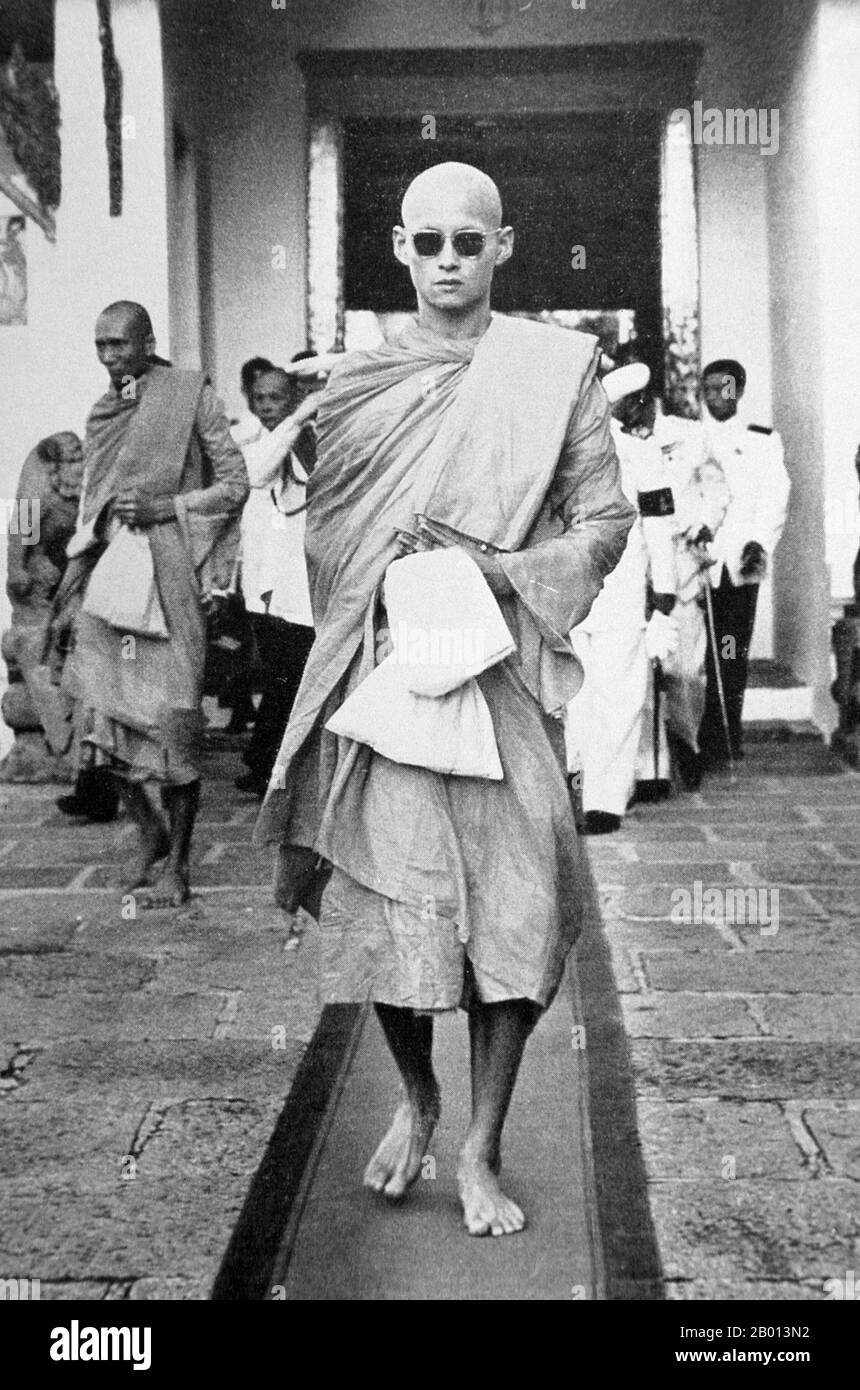 Thailandia: Re Rama IX, Bhumibol Adulyadej (5 dicembre 1927 – 13 ottobre 2016), nono monarca della dinastia Chakri, entrando nel monastero per 15 giorni, 1956 ottobre. Bhumibol Adulyadej (Phumiphon Adunyadet) è stato il nono re della Thailandia. Era conosciuto come Rama IX, e all'interno della famiglia reale thailandese e per chiudere gli associati semplicemente come Lek. Regnò dal 9 giugno 1946, fu uno dei capi di stato più longevi al mondo e il monarca più longevo della storia tailandese. Foto Stock