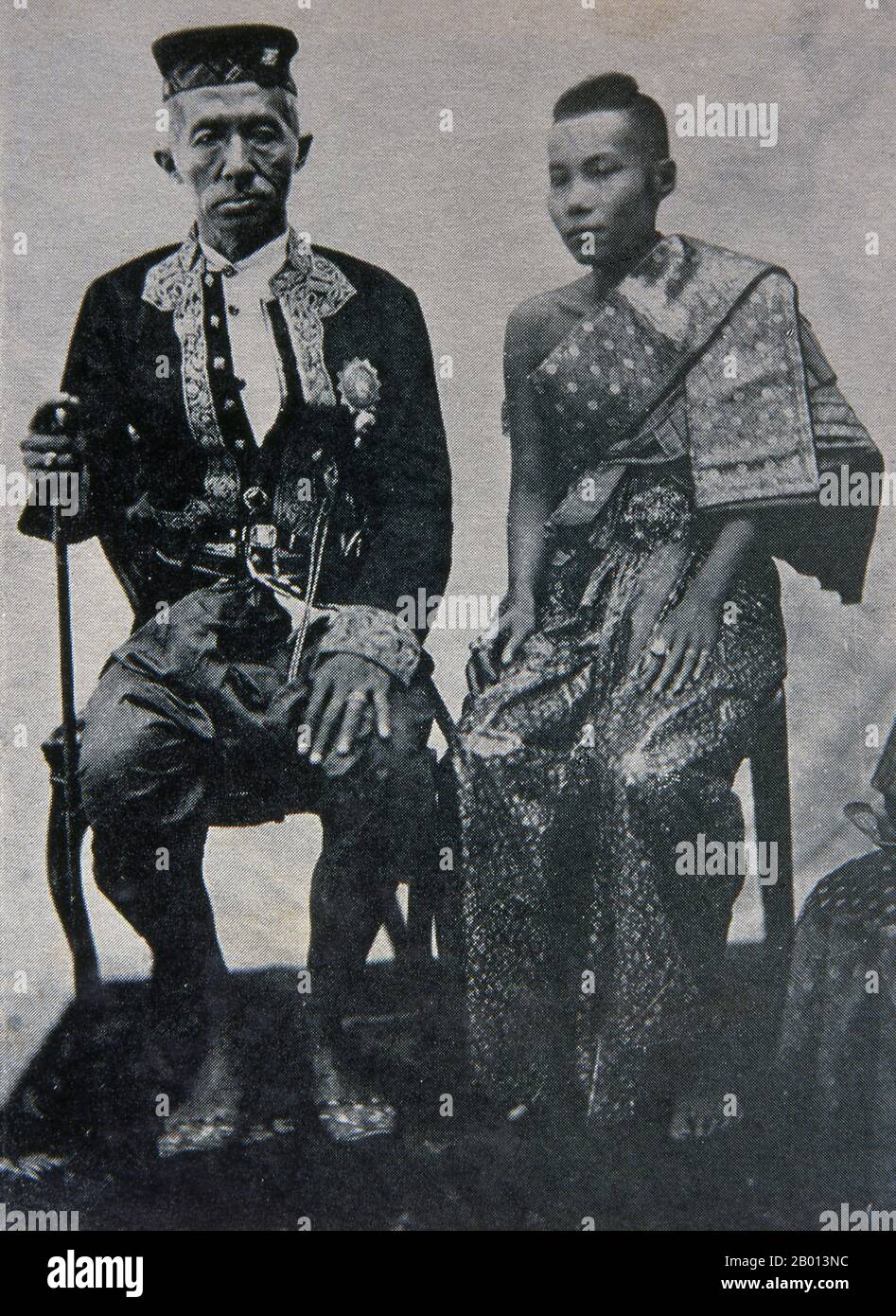Thailandia: Re Rama IV, Mongkut (18 ottobre 1804 – 1 ottobre 1868), quarto monarca della dinastia Chakri con la sua moglie preferita, la regina Debsirindra (1834-1861), c.. 19 ° secolo. Phra Bat Somdet Phra Poramenthramaha Mongkut Phra Chom Klao Chao Yu Hua, o Rama IV, conosciuto in paesi stranieri come Re Mongkut, fu il quarto monarca del Siam (Thailandia) sotto la Casa di Chakri, al potere dal 1851 al 1868. Era uno dei monarchi più venerati del paese. Al di fuori della Thailandia, è meglio conosciuto come il Re nella commedia del 1951 e nel film del 1956 "il Re e i". Foto Stock