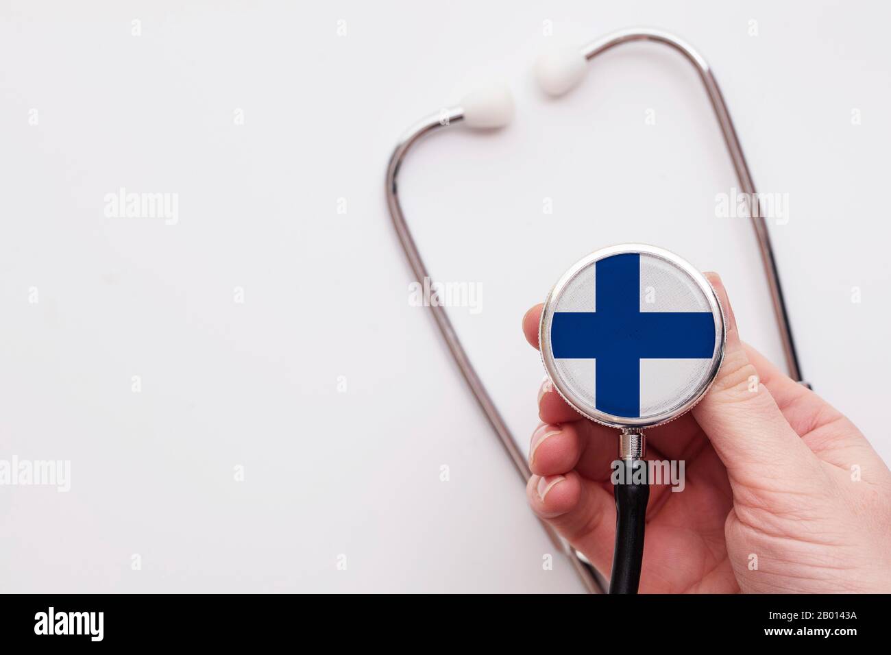 Concetto di assistenza sanitaria in Finlandia. Medico che detiene uno stetoscopio medico. Foto Stock