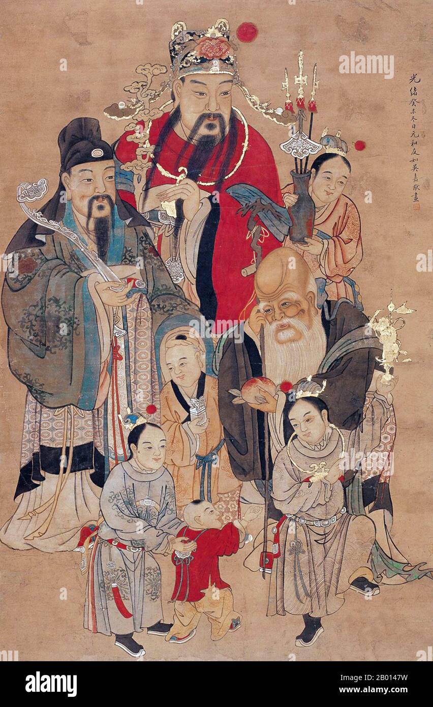 Cina: Gli dei Daoisti di buona fortuna (fu), prosperità (Lu) e longevità (Shou), chiamati collettivamente Fulushou o il Sanxing. Pittura a scorrimento sospesa, c. 19 ° secolo. Il termine fu Lu Shou o Fulushou si riferisce collettivamente al concetto di buona Fortuna (fu), prosperità (Lu), e longevità (Shou). Questo concetto taoista si pensa risalga alla Dinastia Ming, quando la fu Star, la Lu Star e la Shou Star sono state considerate divinità personificate di questi attributi rispettivamente. Il termine è comunemente usato nella cultura cinese per indicare i tre attributi di una buona vita. Foto Stock