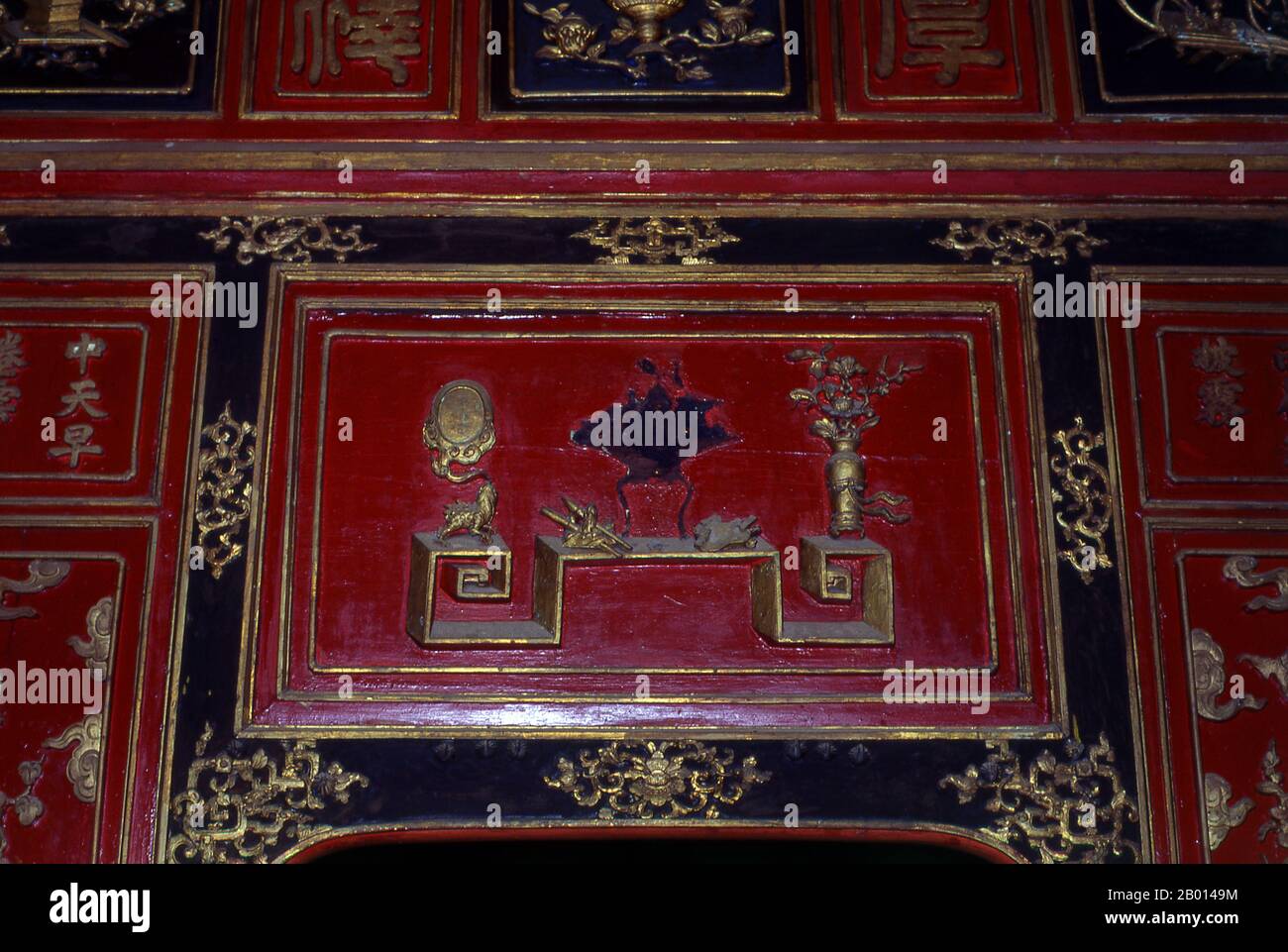 Vietnam: Elaborato lavoro di legno e lacca alla Tomba dell'Imperatore Minh Mang, Hue. Minh Mạng (1791–1841) fu il secondo imperatore della dinastia Nguyen del Vietnam, regnante dal 14 febbraio 1820 al 20 gennaio 1841. Minh Mang era un classicista considerato uno dei monarchi più accademici del Vietnam. Era conosciuto come un poeta ed era considerato come un imperatore che si preoccupava sinceramente del suo paese e prestava grande attenzione al suo governo, al punto di micro-gestire certe politiche. Ha perseguito una politica scettica nei confronti dei missionari cristiani, cercando spesso di inibire amministrativamente le loro attività. Foto Stock