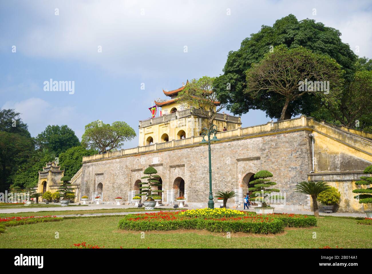 Vista della porta meridionale Doan Mon dell'antica fortezza della città di Thang Long. Hanoi, Vietnam Foto Stock