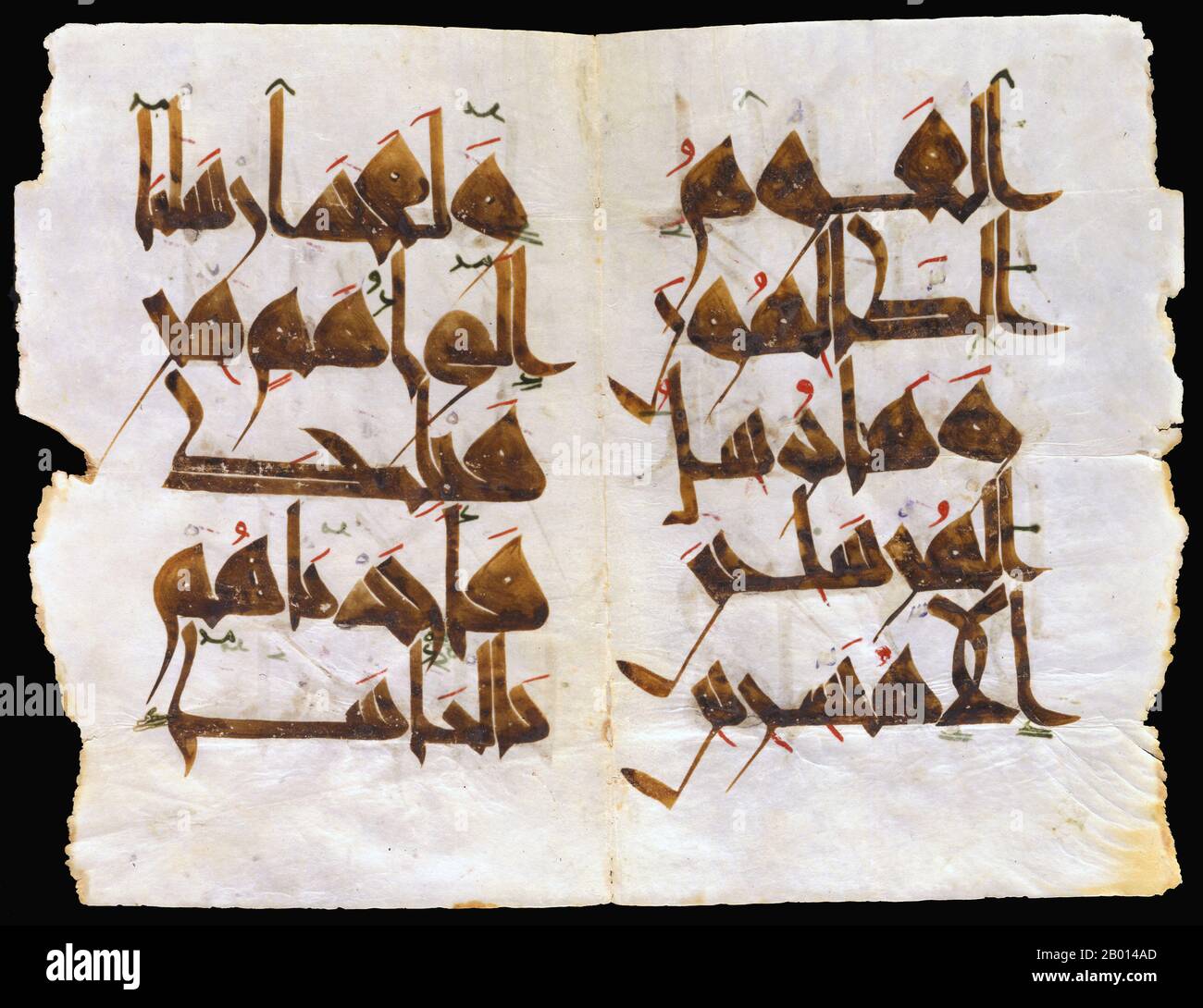 Tunisia: Due parchment leaves da un Corano scritto in Kufic scritto, Kairouan, 410 Hijri (1020 CE). Conosciuto come il 'Corano dell'infermiera', questo lavoro fu commissionato da Fatima, che si era preoccupato per il principe Zirid al-Muizz ibn Badis. Il Corano fu completato nel gennaio 1020 e secondo il colofone fu creato nella sua interezza da Ali ibn Ahmad al-Warraq, poi donato da Fatima alla Grande Moschea di Kairouan. Foto Stock