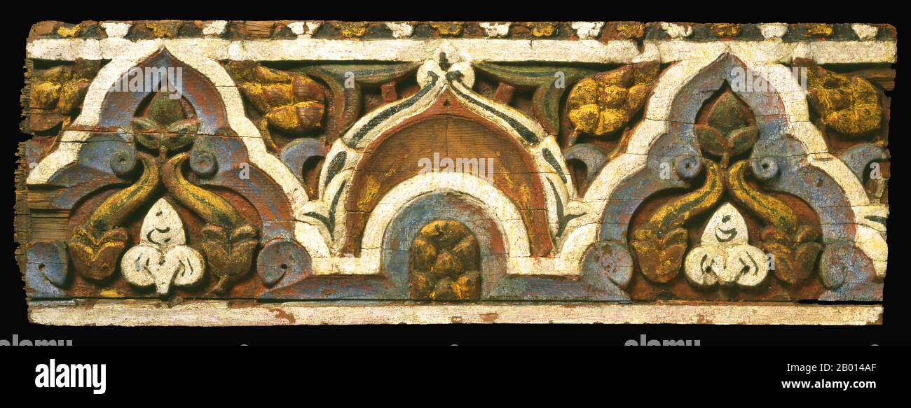 Marocco: Particolare di un fregio architettonico scolpito e dipinto, 14 ° secolo. Il disegno del pannello raggiunge un fine equilibrio tra servire da bordo geometrico e comprendere un ornamento vegetale con elementi riconoscibili come pineconi e foglie. Il pannello di legno forse abbellito un architrave in una casa privata bene-a-fare. Foto Stock