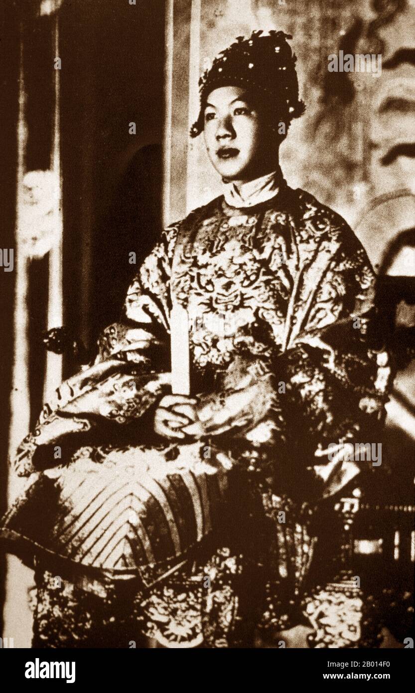 Vietnam: Imperatore Bao dai (22 ottobre 1913 – 30 luglio 1997) nelle sue vesti di incoronazione (1932). Bao dai fu il 13° e ultimo imperatore della dinastia Nguyen. Bảo Đại, nato Nguyễn Phúc Vĩnh Thụy, fu il tredicesimo e ultimo governatore della dinastia Nguyễn. Dal 1926 al 1945 fu imperatore d'Annam sotto la "protezione" francese. Durante questo periodo Annam fu un protettorato dell'Indochina francese. Bảo Đại salì sul trono nel 1932 all'età di 19 anni. I giapponesi cacciarono i francesi nel marzo 1941 e poi governarono attraverso Bảo Đại. A quel tempo, Bảo Đại rinominò il suo paese "Vietnam". Ha abdicato nell'agosto 1945. Foto Stock