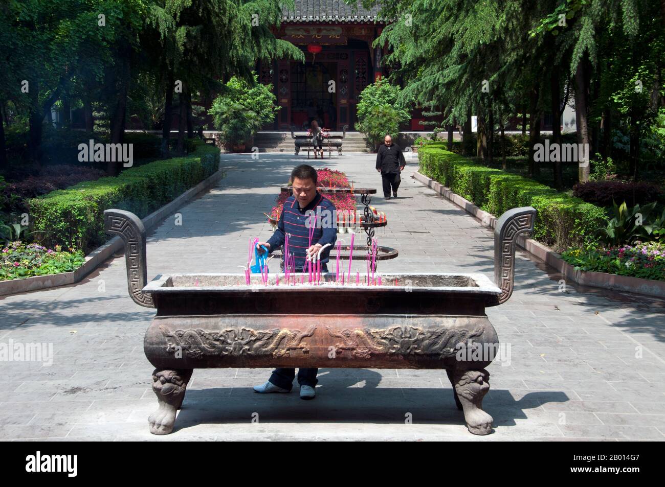 Cina: Incenso di posizionamento, Qingyang Gong (Tempio di Goa Verde), Chengdu, Provincia di Sichuan. Qingyang Gong Shi (Green Goat Palace Temple) è il più antico e più grande tempio Daoista nel sud-ovest della Cina. Si trova nella parte occidentale della città di Chengdu. Originariamente costruito nella prima Dinastia Tang (618-907), questo tempio è stato ricostruito e riparato molte volte. Gli edifici esistenti sono stati costruiti per la maggior parte durante la dinastia Qing (1644-1911). Secondo la leggenda, Qing Yang Gong è detto essere il luogo di nascita del fondatore del Taoismo, Lao Tsu / Laozi, ed è dove ha dato il suo primo sermone. Foto Stock