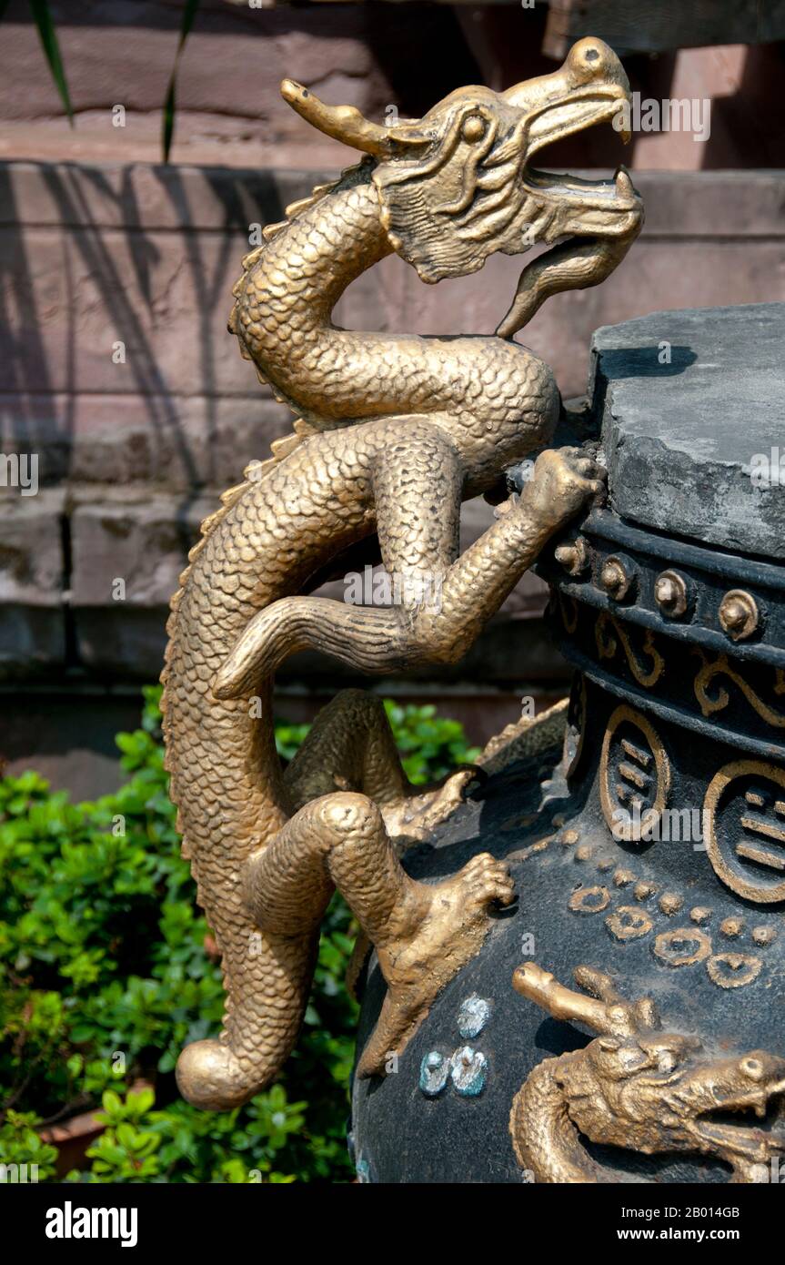 Cina: Dettaglio di urna incenso, Qingyang Gong (Tempio di capra Verde), Chengdu, Provincia di Sichuan. Qingyang Gong Shi (Green Goat Palace Temple) è il più antico e più grande tempio Daoista nel sud-ovest della Cina. Si trova nella parte occidentale della città di Chengdu. Originariamente costruito nella prima Dinastia Tang (618-907), questo tempio è stato ricostruito e riparato molte volte. Gli edifici esistenti sono stati costruiti per la maggior parte durante la dinastia Qing (1644-1911). Secondo la leggenda, Qing Yang Gong è detto essere il luogo di nascita del fondatore del Taoismo, Lao Tsu / Laozi, ed è dove ha dato il suo primo sermone. Foto Stock