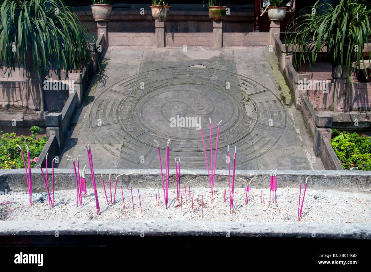 Cina: Simbolo dell'incenso e del Tao, Qingyang Gong (Tempio del capra Verde), Chengdu, Provincia del Sichuan. Qingyang Gong Shi (Green Goat Palace Temple) è il più antico e più grande tempio Daoista nel sud-ovest della Cina. Si trova nella parte occidentale della città di Chengdu. Originariamente costruito nella prima Dinastia Tang (618-907), questo tempio è stato ricostruito e riparato molte volte. Gli edifici esistenti sono stati costruiti per la maggior parte durante la dinastia Qing (1644-1911). Secondo la leggenda, Qing Yang Gong è detto essere il luogo di nascita del fondatore del Taoismo, Lao Tsu / Laozi, ed è dove ha dato il suo primo sermone. Foto Stock