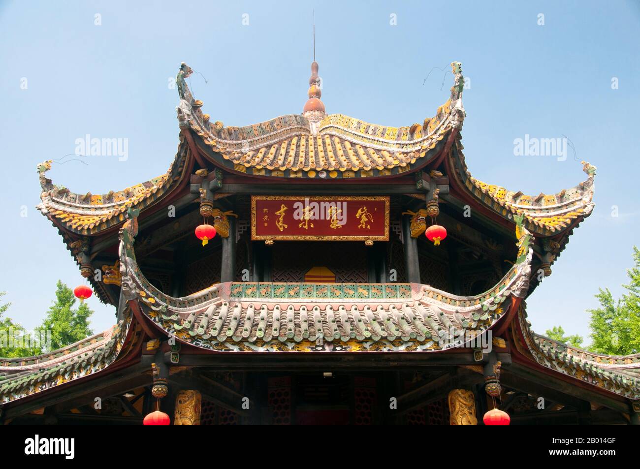 Cina: Padiglione di Bagua a otto lati, Qingyang Gong (Tempio di Goa Verde), Chengdu, Provincia di Sichuan. Qingyang Gong Shi (Green Goat Palace Temple) è il più antico e più grande tempio Daoista nel sud-ovest della Cina. Si trova nella parte occidentale della città di Chengdu. Originariamente costruito nella prima Dinastia Tang (618-907), questo tempio è stato ricostruito e riparato molte volte. Gli edifici esistenti sono stati costruiti per la maggior parte durante la dinastia Qing (1644-1911). Secondo la leggenda, Qing Yang Gong è detto essere il luogo di nascita del fondatore del Taoismo, Lao Tsu/Laozi, ed è dove ha dato il suo primo sermone. Foto Stock