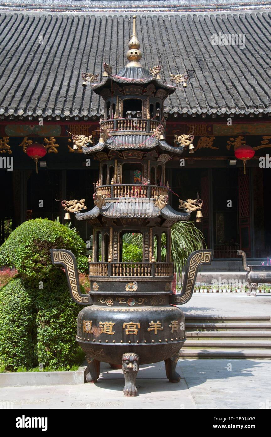 Cina: Urna di incenso, Qingyang Gong (Tempio di Goa Verde), Chengdu, Provincia di Sichuan. Qingyang Gong Shi (Green Goat Palace Temple) è il più antico e più grande tempio Daoista nel sud-ovest della Cina. Si trova nella parte occidentale della città di Chengdu. Originariamente costruito nella prima Dinastia Tang (618-907), questo tempio è stato ricostruito e riparato molte volte. Gli edifici esistenti sono stati costruiti per la maggior parte durante la dinastia Qing (1644-1911). Secondo la leggenda, Qing Yang Gong è detto essere il luogo di nascita del fondatore del Taoismo, Lao Tsu / Laozi, ed è dove ha dato il suo primo sermone. Foto Stock