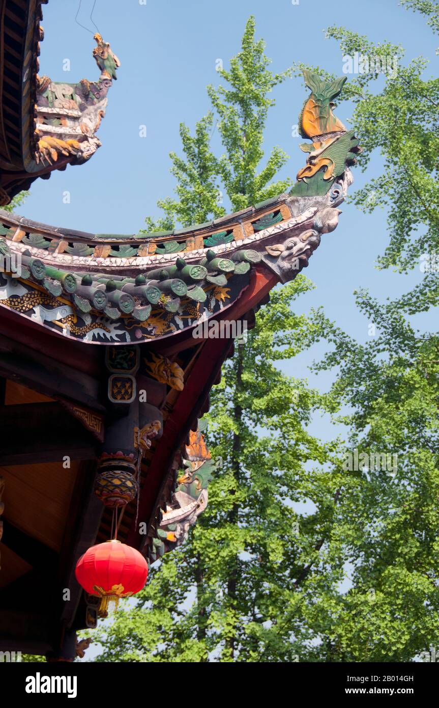 Cina: Dettaglio di eave, Qingyang Gong (Tempio di Goat Verde), Chengdu, Provincia di Sichuan. Qingyang Gong Shi (Green Goat Palace Temple) è il più antico e più grande tempio Daoista nel sud-ovest della Cina. Si trova nella parte occidentale della città di Chengdu. Originariamente costruito nella prima Dinastia Tang (618-907), questo tempio è stato ricostruito e riparato molte volte. Gli edifici esistenti sono stati costruiti per la maggior parte durante la dinastia Qing (1644-1911). Secondo la leggenda, Qing Yang Gong è detto essere il luogo di nascita del fondatore del Taoismo, Lao Tsu / Laozi, ed è dove ha dato il suo primo sermone. Foto Stock