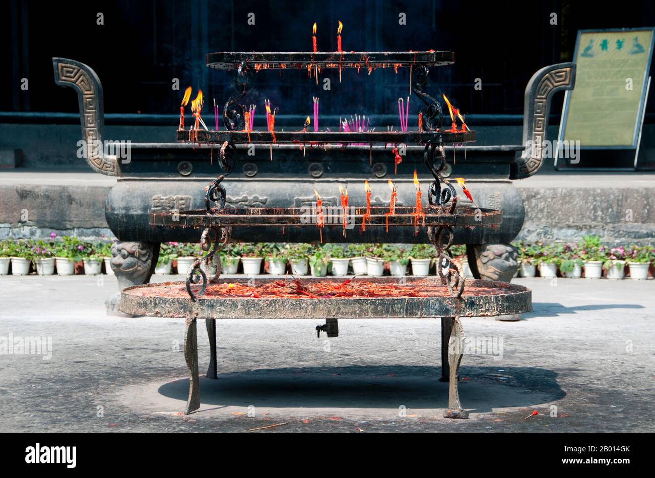 Cina: Candele e incenso bruciano nel Qingyang Gong (Tempio di capra Verde), Chengdu, provincia di Sichuan. Qingyang Gong Shi (Green Goat Palace Temple) è il più antico e più grande tempio Daoista nel sud-ovest della Cina. Si trova nella parte occidentale della città di Chengdu. Originariamente costruito nella prima Dinastia Tang (618-907), questo tempio è stato ricostruito e riparato molte volte. Gli edifici esistenti sono stati costruiti per la maggior parte durante la dinastia Qing (1644-1911). Secondo la leggenda, Qing Yang Gong è detto essere il luogo di nascita del fondatore del Taoismo, Lao Tsu / Laozi, ed è dove ha dato il suo primo sermone. Foto Stock