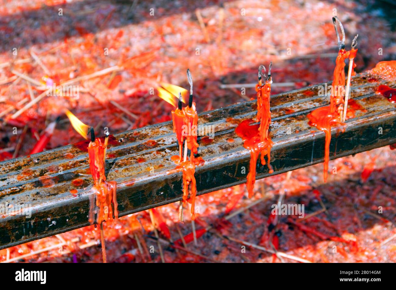 Cina: Le candele bruciano nel Qingyang Gong (Tempio di capra Verde), Chengdu, provincia di Sichuan. Qingyang Gong Shi (Green Goat Palace Temple) è il più antico e più grande tempio Daoista nel sud-ovest della Cina. Si trova nella parte occidentale della città di Chengdu. Originariamente costruito nella prima Dinastia Tang (618-907), questo tempio è stato ricostruito e riparato molte volte. Gli edifici esistenti sono stati costruiti per la maggior parte durante la dinastia Qing (1644-1911). Secondo la leggenda, Qing Yang Gong è detto essere il luogo di nascita del fondatore del Taoismo, Lao Tsu / Laozi, ed è dove ha dato il suo primo sermone. Foto Stock