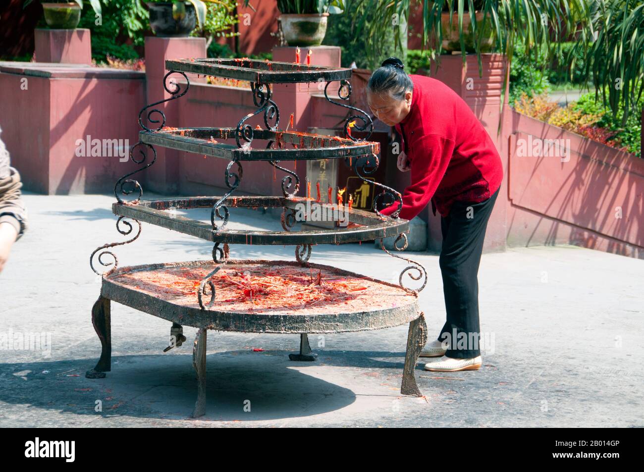 Cina: Mettere le candele nel Qingyang Gong (Tempio di capra Verde), Chengdu, provincia di Sichuan. Qingyang Gong Shi (Green Goat Palace Temple) è il più antico e più grande tempio Daoista nel sud-ovest della Cina. Si trova nella parte occidentale della città di Chengdu. Originariamente costruito nella prima Dinastia Tang (618-907), questo tempio è stato ricostruito e riparato molte volte. Gli edifici esistenti sono stati costruiti per la maggior parte durante la dinastia Qing (1644-1911). Secondo la leggenda, Qing Yang Gong è detto essere il luogo di nascita del fondatore del Taoismo, Lao Tsu / Laozi, ed è dove ha dato il suo primo sermone. Foto Stock