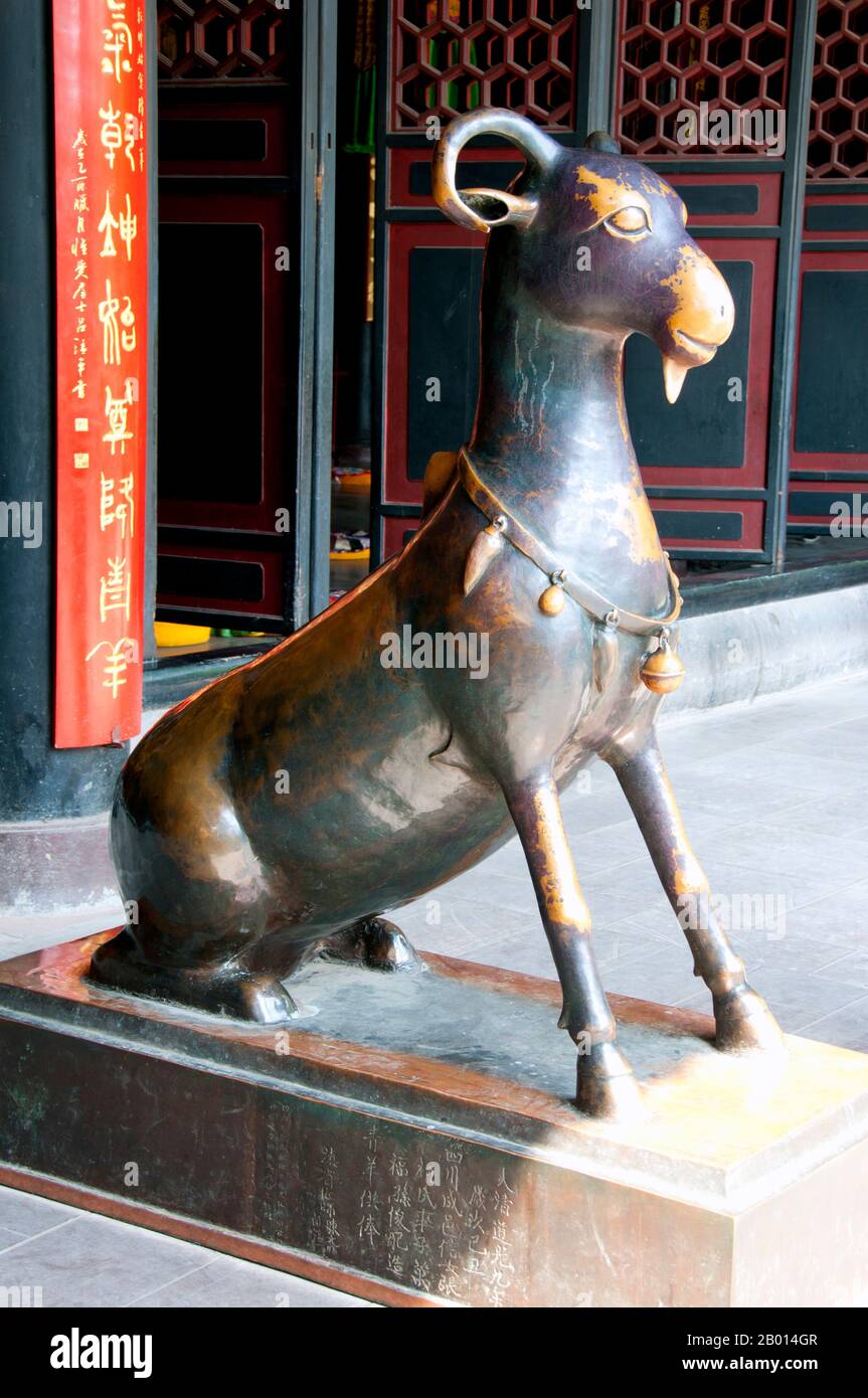 Cina: Capra di bronzo, Qingyang Gong (Tempio di Goa Verde), Chengdu, Provincia di Sichuan. Qingyang Gong Shi (Green Goat Palace Temple) è il più antico e più grande tempio Daoista nel sud-ovest della Cina. Si trova nella parte occidentale della città di Chengdu. Originariamente costruito nella prima Dinastia Tang (618-907), questo tempio è stato ricostruito e riparato molte volte. Gli edifici esistenti sono stati costruiti per la maggior parte durante la dinastia Qing (1644-1911). Secondo la leggenda, Qing Yang Gong è detto essere il luogo di nascita del fondatore del Taoismo, Lao Tsu / Laozi, ed è dove ha dato il suo primo sermone. Foto Stock