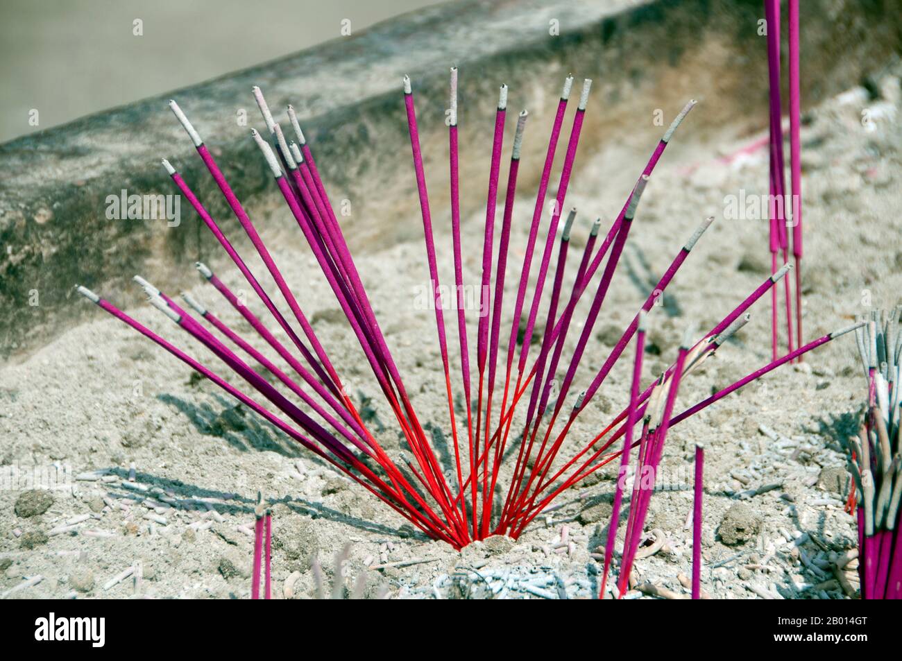 Cina: Incenso brucia nel Qingyang Gong (Tempio di capra Verde), Chengdu, provincia di Sichuan. Qingyang Gong Shi (Green Goat Palace Temple) è il più antico e più grande tempio Daoista nel sud-ovest della Cina. Si trova nella parte occidentale della città di Chengdu. Originariamente costruito nella prima Dinastia Tang (618-907), questo tempio è stato ricostruito e riparato molte volte. Gli edifici esistenti sono stati costruiti per la maggior parte durante la dinastia Qing (1644-1911). Secondo la leggenda, Qing Yang Gong è detto essere il luogo di nascita del fondatore del Taoismo, Lao Tsu / Laozi, ed è dove ha dato il suo primo sermone. Foto Stock