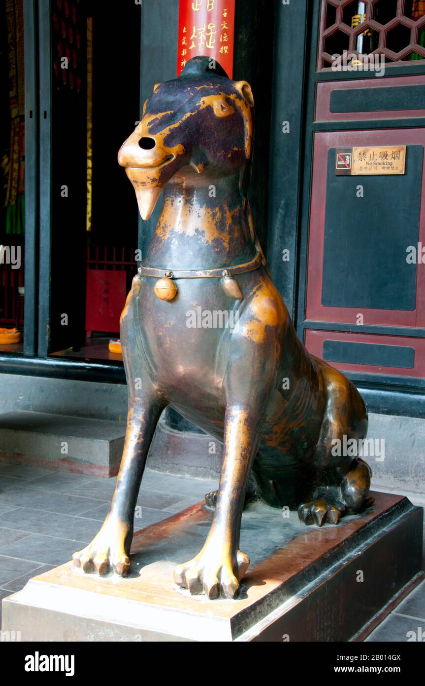Cina: Capra di bronzo, Qingyang Gong (Tempio di Goa Verde), Chengdu, Provincia di Sichuan. Qingyang Gong Shi (Green Goat Palace Temple) è il più antico e più grande tempio Daoista nel sud-ovest della Cina. Si trova nella parte occidentale della città di Chengdu. Originariamente costruito nella prima Dinastia Tang (618-907), questo tempio è stato ricostruito e riparato molte volte. Gli edifici esistenti sono stati costruiti per la maggior parte durante la dinastia Qing (1644-1911). Secondo la leggenda, Qing Yang Gong è detto essere il luogo di nascita del fondatore del Taoismo, Lao Tsu / Laozi, ed è dove ha dato il suo primo sermone. Foto Stock