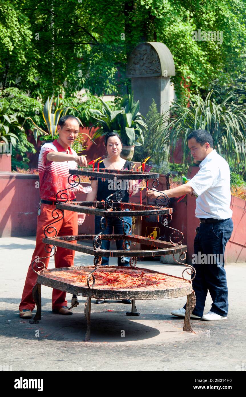 Cina: Mettere le candele nel Qingyang Gong (Tempio di capra Verde), Chengdu, provincia di Sichuan. Qingyang Gong Shi (Green Goat Palace Temple) è il più antico e più grande tempio Daoista nel sud-ovest della Cina. Si trova nella parte occidentale della città di Chengdu. Originariamente costruito nella prima Dinastia Tang (618-907), questo tempio è stato ricostruito e riparato molte volte. Gli edifici esistenti sono stati costruiti per la maggior parte durante la dinastia Qing (1644-1911). Secondo la leggenda, Qing Yang Gong è detto essere il luogo di nascita del fondatore del Taoismo, Lao Tsu / Laozi, ed è dove ha dato il suo primo sermone. Foto Stock