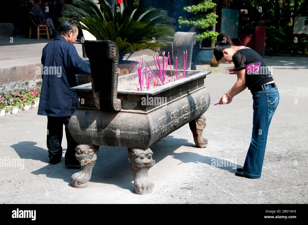 Cina: Mettere l'incenso nel Qingyang Gong (Tempio di capra Verde), Chengdu, provincia di Sichuan. Qingyang Gong Shi (Green Goat Palace Temple) è il più antico e più grande tempio Daoista nel sud-ovest della Cina. Si trova nella parte occidentale della città di Chengdu. Originariamente costruito nella prima Dinastia Tang (618-907), questo tempio è stato ricostruito e riparato molte volte. Gli edifici esistenti sono stati costruiti per la maggior parte durante la dinastia Qing (1644-1911). Secondo la leggenda, Qing Yang Gong è detto essere il luogo di nascita del fondatore del Taoismo, Lao Tsu / Laozi, ed è dove ha dato il suo primo sermone. Foto Stock
