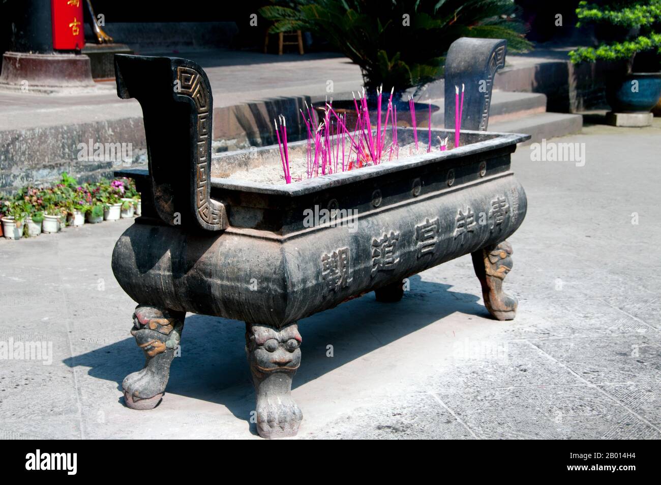 Cina: Incenso brucia nel Qingyang Gong (Tempio di capra Verde), Chengdu, provincia di Sichuan. Qingyang Gong Shi (Green Goat Palace Temple) è il più antico e più grande tempio Daoista nel sud-ovest della Cina. Si trova nella parte occidentale della città di Chengdu. Originariamente costruito nella prima Dinastia Tang (618-907), questo tempio è stato ricostruito e riparato molte volte. Gli edifici esistenti sono stati costruiti per la maggior parte durante la dinastia Qing (1644-1911). Secondo la leggenda, Qing Yang Gong è detto essere il luogo di nascita del fondatore del Taoismo, Lao Tsu / Laozi, ed è dove ha dato il suo primo sermone. Foto Stock