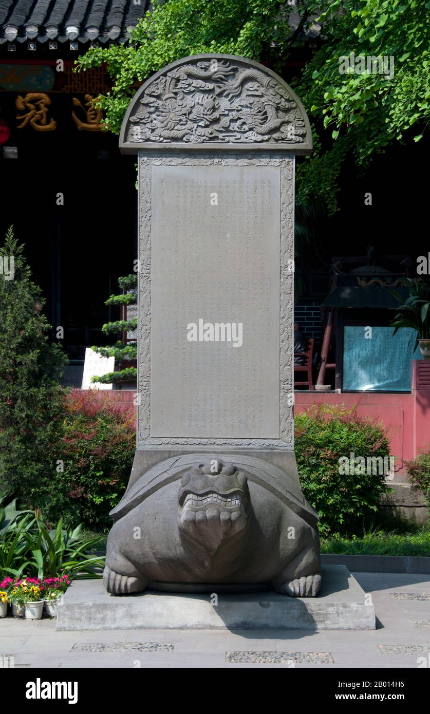 Cina: Stele sul retro di una tartaruga, Qingyang Gong (Tempio di Goa Verde), Chengdu, Provincia di Sichuan. Qingyang Gong Shi (Green Goat Palace Temple) è il più antico e più grande tempio Daoista nel sud-ovest della Cina. Si trova nella parte occidentale della città di Chengdu. Originariamente costruito nella prima Dinastia Tang (618-907), questo tempio è stato ricostruito e riparato molte volte. Gli edifici esistenti sono stati costruiti per la maggior parte durante la dinastia Qing (1644-1911). Secondo la leggenda, Qing Yang Gong è detto essere il luogo di nascita del fondatore del Taoismo, Lao Tsu / Laozi, ed è dove ha dato il suo primo sermone. Foto Stock