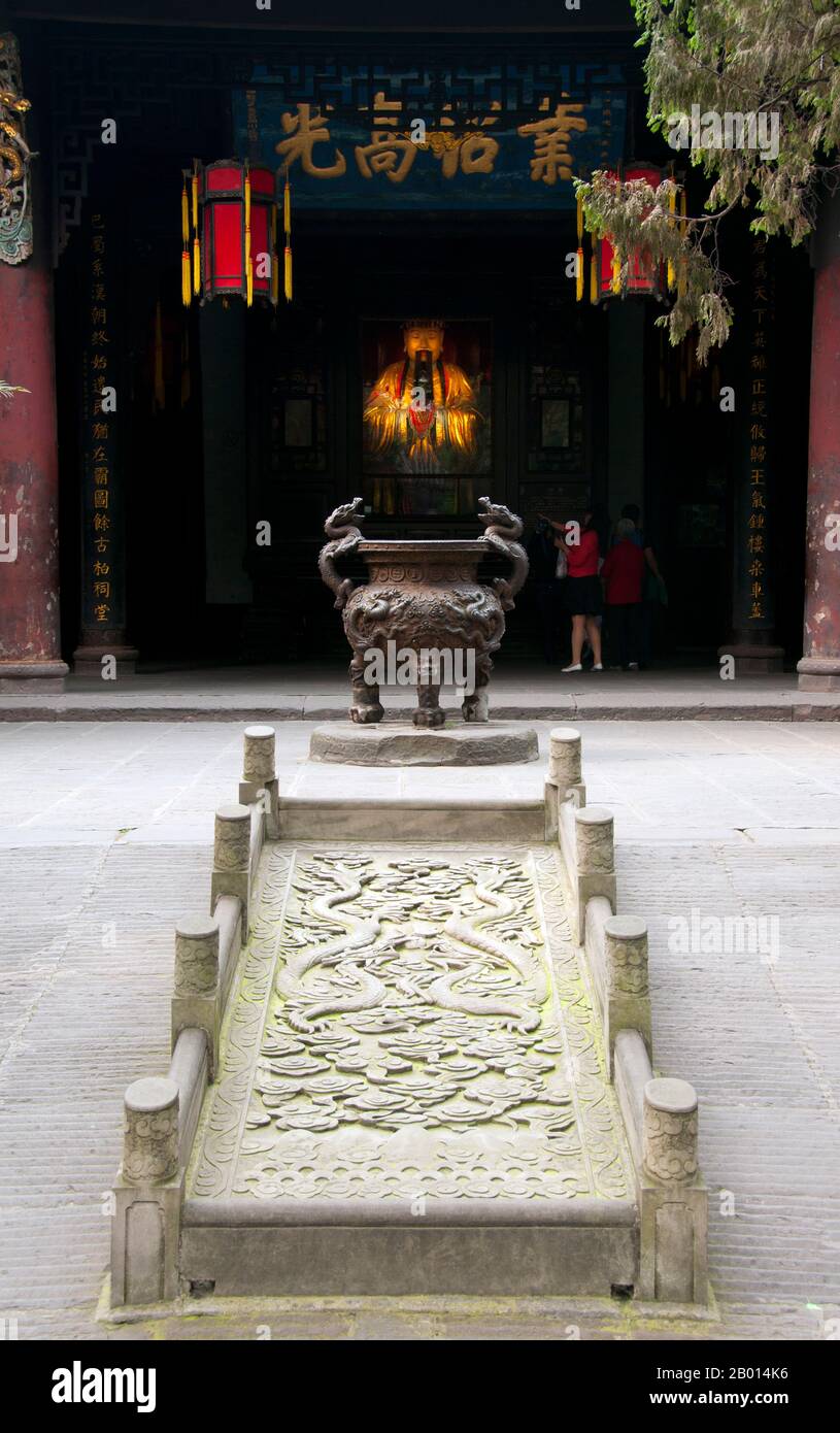 Cina: Palazzo Liu bei, Wuhou Ci (Wuhou Ancestral o Memorial Hall), Chengdu, provincia di Sichuan. Liu bei (161 – 21 giugno 223) è stato un Signore della guerra, generale militare e più tardi come imperatore Zhaolie il fondatore dello stato di Shu Han durante l'era dei tre regni della storia cinese. Nonostante abbia un inizio più tardi rispetto ai suoi rivali e mancava sia delle risorse materiali che dello status sociale che avevano comandato, Liu superò le sue numerose sconfitte per spossare il suo regno, che al suo apice ha fatto i giorni moderni Sichuan, Guizhou, Hunan, parte di Hubei e parte di Gansu. Wuhou ci è dedicato a Liu bei e all'eroe Zenorme Liang. Foto Stock