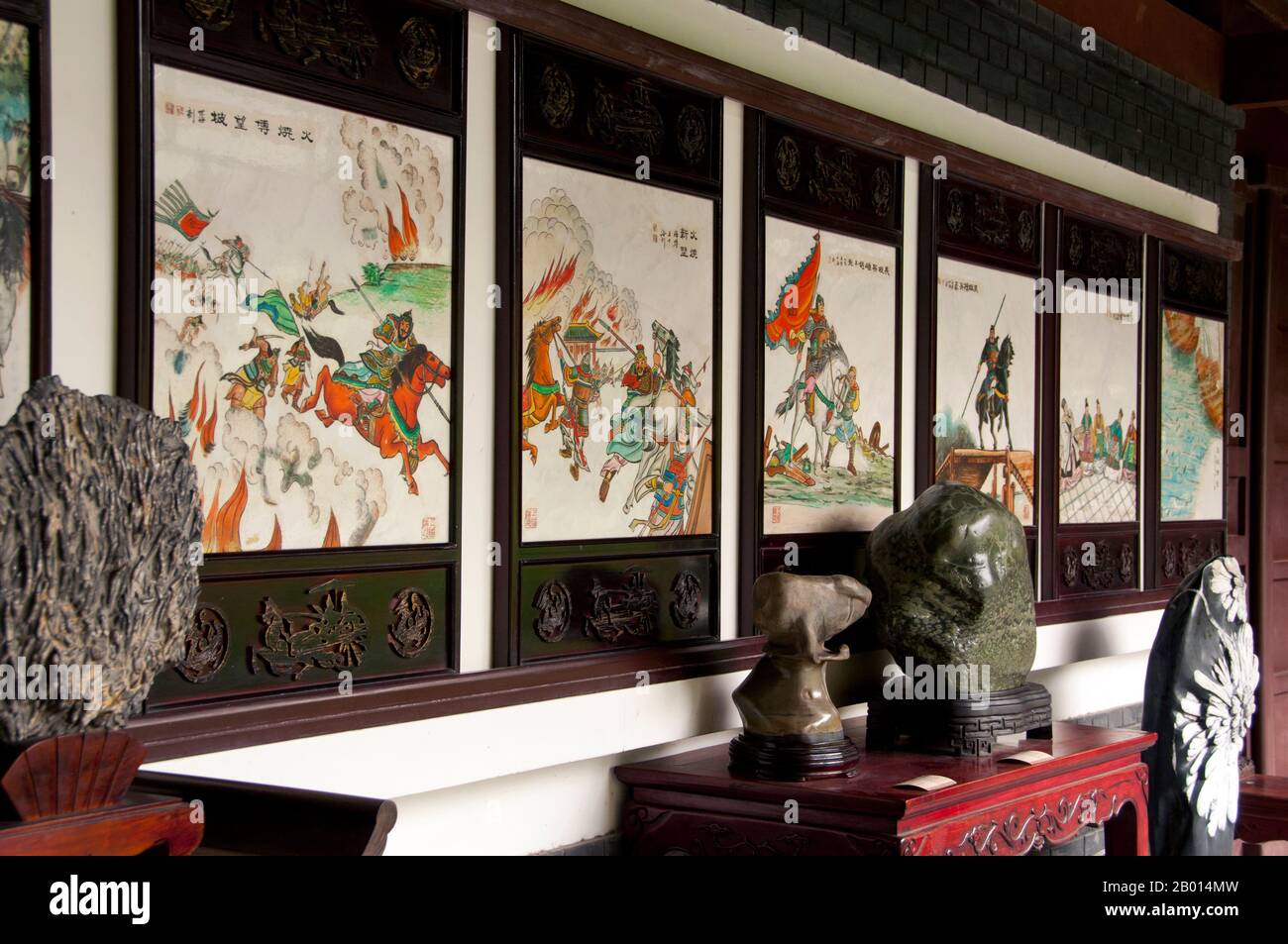 Cina: Scene da 'il romanticismo dei tre Regni, Wuhou ci (Wuhou Ancestral o Memorial Hall), Chengdu, provincia di Sichuan. Wuhou ci è dedicato a Zenorme Liang, eroe del classico 'il Romance dei tre Regni' e del suo imperatore, Liu bei. Zenorme Liang (181–234) è stato un cancelliere di Shu Han durante il periodo dei tre Regni della storia cinese. È spesso riconosciuto come il più grande e più compiuto stratega della sua epoca. Chengdu, precedentemente noto come Chengtu, è la capitale della provincia del Sichuan nella Cina sudoccidentale. Foto Stock