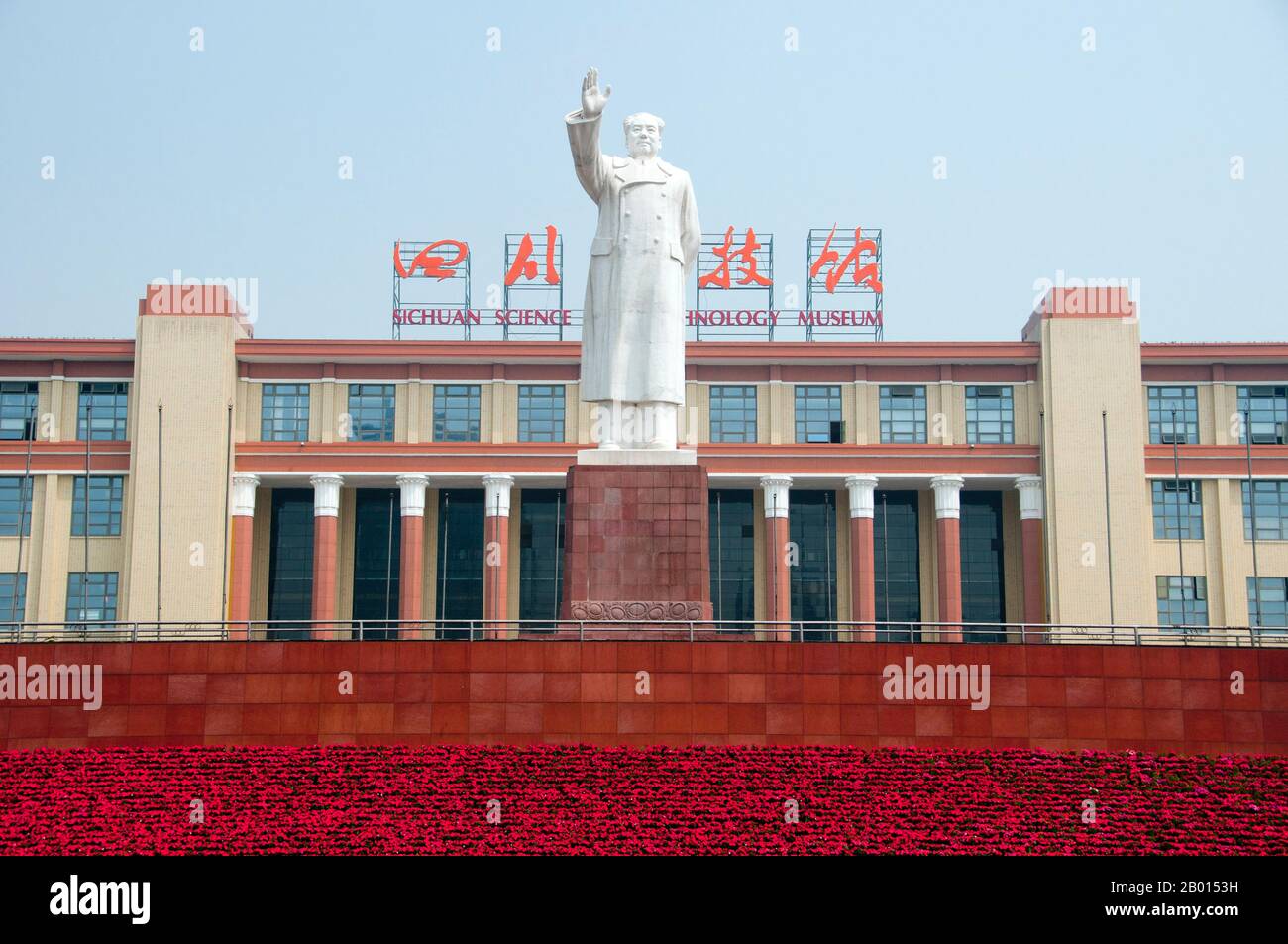 Mao Zedong, anche traslitterato come Mao Tse-tung (26 dicembre 1893 – 9 settembre 1976), è stato un rivoluzionario comunista cinese, guerriglia stratega, autore, teorico politico, e leader della Rivoluzione cinese. Comunemente chiamato Chairman Mao, fu l'architetto della Repubblica Popolare Cinese (PRC) dal suo insediamento nel 1949, e tenne il controllo autoritario sulla nazione fino alla sua morte nel 1976. Il suo contributo teorico al marxismo-leninismo, insieme alle sue strategie militari e alla marca delle politiche politiche, sono ora collettivamente noti come maoismo. Chengdu, noto per Foto Stock