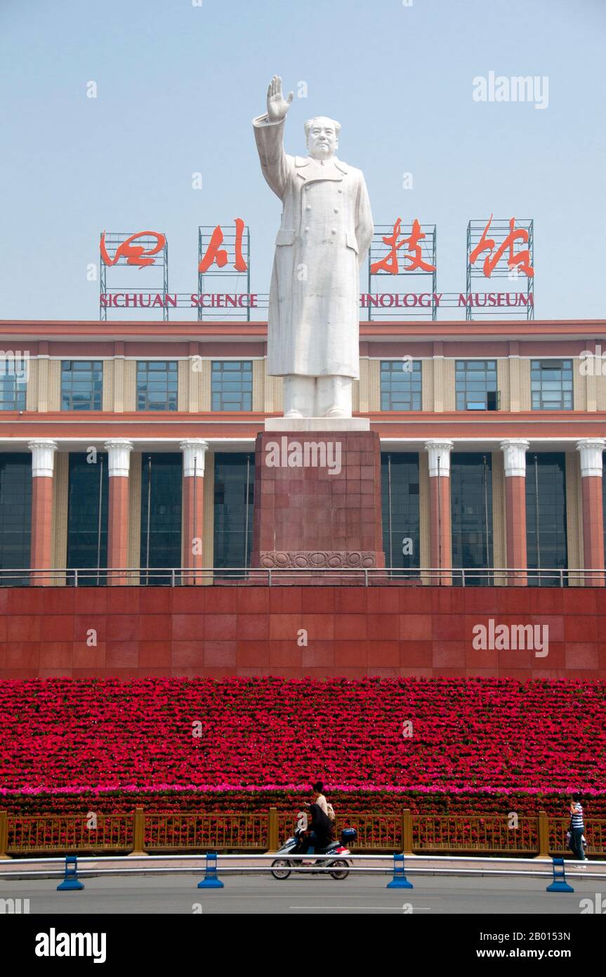 Mao Zedong, anche traslitterato come Mao Tse-tung (26 dicembre 1893 – 9 settembre 1976), è stato un rivoluzionario comunista cinese, guerriglia stratega, autore, teorico politico, e leader della Rivoluzione cinese. Comunemente chiamato Chairman Mao, fu l'architetto della Repubblica Popolare Cinese (PRC) dal suo insediamento nel 1949, e tenne il controllo autoritario sulla nazione fino alla sua morte nel 1976. Il suo contributo teorico al marxismo-leninismo, insieme alle sue strategie militari e alla marca delle politiche politiche, sono ora collettivamente noti come maoismo. Chengdu, noto per Foto Stock