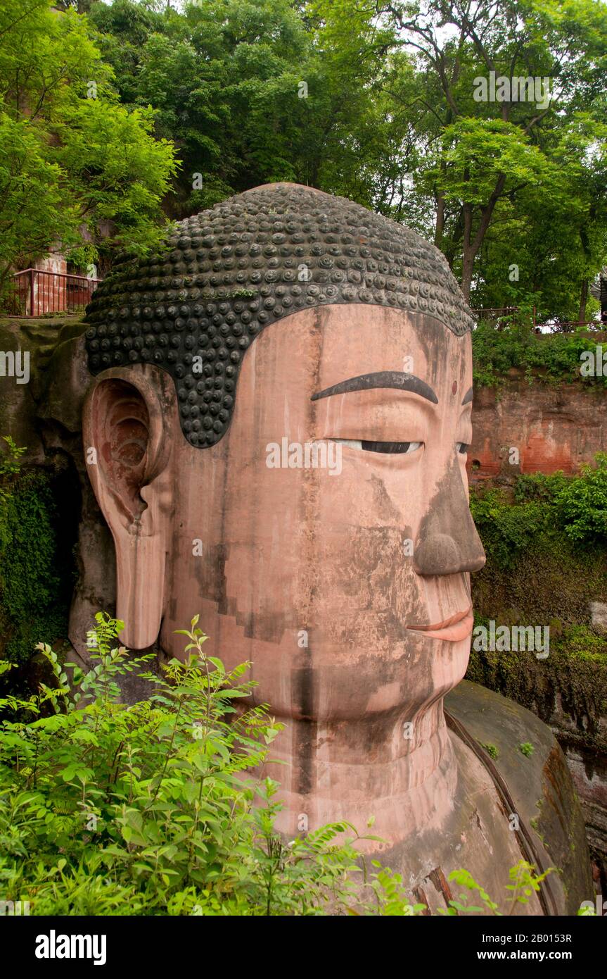 Cina: Dafo (Buddha gigante), Leshan, Provincia di Sichuan. Il Buddha gigante di Leshan (Lèshān Dàfó) fu costruito durante la dinastia Tang (618–907 CE). È scolpito da una scogliera che si trova alla confluenza dei fiumi Minjiang, Dadu e Qingyi nella parte meridionale della provincia di Sichuan in Cina, vicino alla città di Leshan. La scultura in pietra si affaccia sul monte Emei, con i fiumi che scorrono sotto i suoi piedi. È il Buddha in pietra intagliato più grande del mondo e al momento della sua costruzione era la statua più alta del mondo. Foto Stock