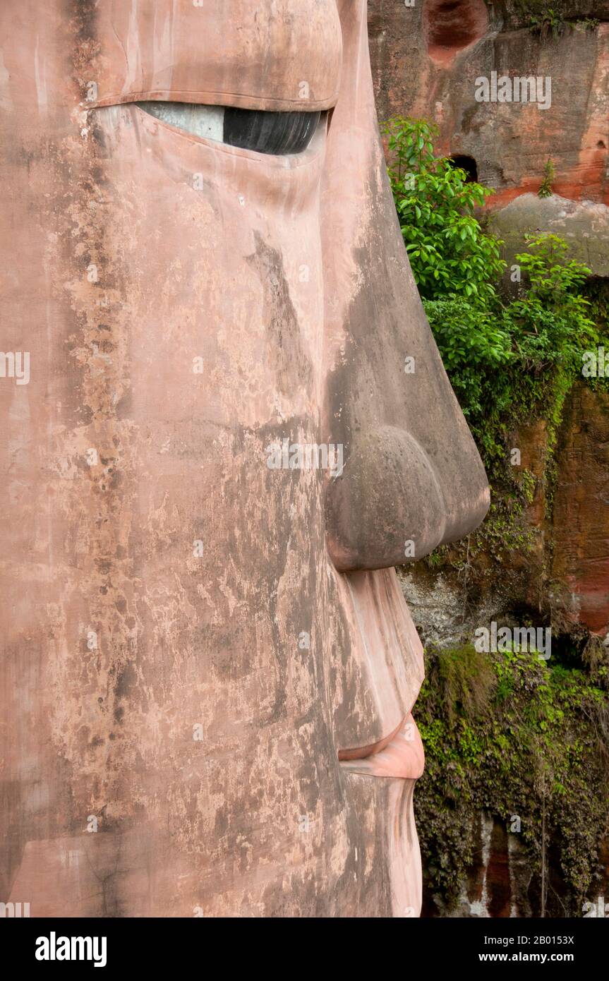 Cina: Dafo (Buddha gigante), Leshan, Provincia di Sichuan. Il Buddha gigante di Leshan (Lèshān Dàfó) fu costruito durante la dinastia Tang (618–907 CE). È scolpito da una scogliera che si trova alla confluenza dei fiumi Minjiang, Dadu e Qingyi nella parte meridionale della provincia di Sichuan in Cina, vicino alla città di Leshan. La scultura in pietra si affaccia sul monte Emei, con i fiumi che scorrono sotto i suoi piedi. È il Buddha in pietra intagliato più grande del mondo e al momento della sua costruzione era la statua più alta del mondo. Foto Stock