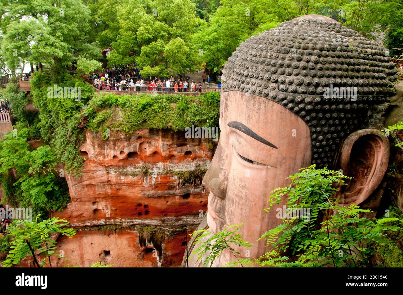 Cina: Dafo (Buddha gigante), Leshan, Provincia di Sichuan. Il Buddha gigante di Leshan (Lèshān Dàfó) fu costruito durante la dinastia Tang (618–907 CE). È scolpito da una scogliera che si trova alla confluenza dei fiumi Minjiang, Dadu e Qingyi nella parte meridionale della provincia di Sichuan in Cina, vicino alla città di Leshan. La scultura in pietra si affaccia sul monte Emei, con i fiumi che scorrono sotto i suoi piedi. È il Buddha in pietra intagliato più grande del mondo e al momento della sua costruzione era la statua più alta del mondo. Foto Stock