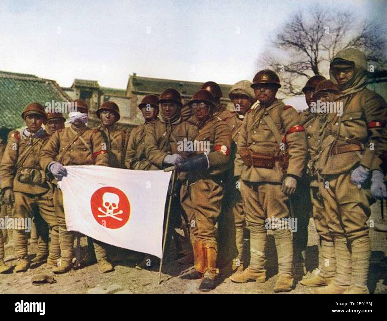 Cina: I soldati giapponesi mostrano una bandiera a forma di cranio e ossa incrociate nella Manciuria occupata (Manchukuo), 1933. La seconda guerra sino-giapponese risale di solito al 1937 fino alla sconfitta finale del Giappone nel 1945, ma in realtà il Giappone e la Cina erano stati in uno stato di guerra non dichiarata dal momento dell'incidente di Mukden nel 1931, quando il Giappone sequestrò la Manciuria e istituì lo stato di marioncino di Manchukuo. I giapponesi installarono l'ex imperatore Qing Puyi come Capo di Stato nel 1932, e due anni dopo fu dichiarato imperatore di Manchukuo con il nome dell'epoca di Kangde ('tranquillità e virtù'). Foto Stock