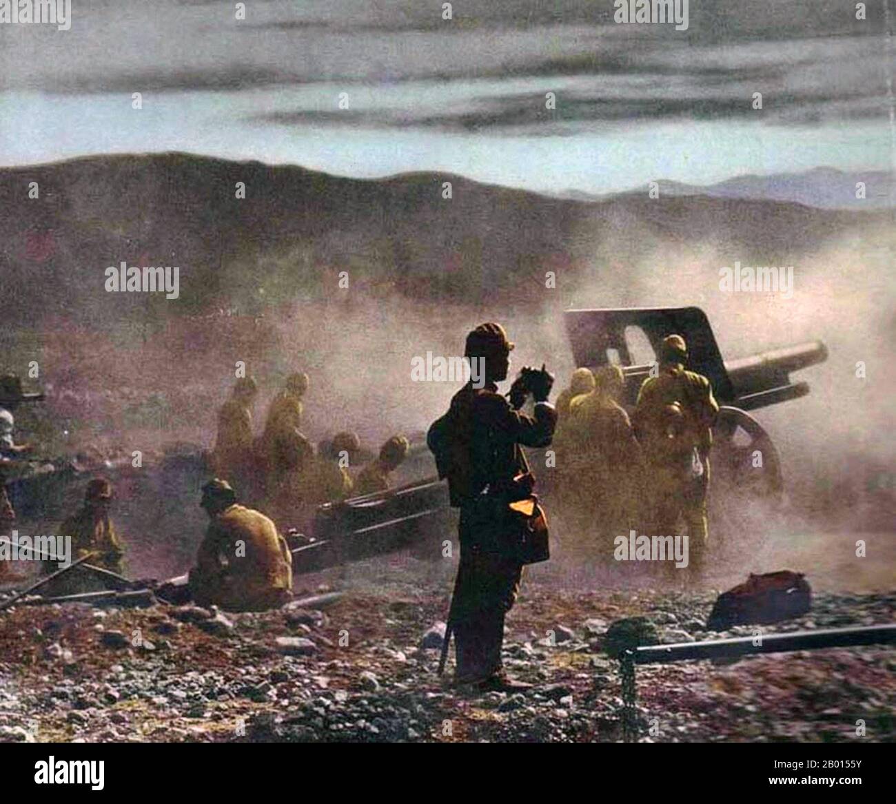 Cina: Artiglieria giapponese nel nord della Cina, 1938. Seconda Guerra sino-giapponese (7 luglio 1937 – 9 settembre 1945). La seconda guerra sino-giapponese fu un conflitto militare combattuto principalmente tra la Repubblica di Cina e l'Impero del Giappone. Dopo l'attacco giapponese a Pearl Harbor, la guerra si è fusa nel più grande conflitto della seconda guerra mondiale come fronte principale di quella che è ampiamente conosciuta come la guerra del Pacifico. Anche se i due paesi avevano combattuto a intermittenza dal 1931, la guerra totale è iniziata seriamente nel 1937 e si è conclusa solo con la resa del Giappone nel 1945. Foto Stock
