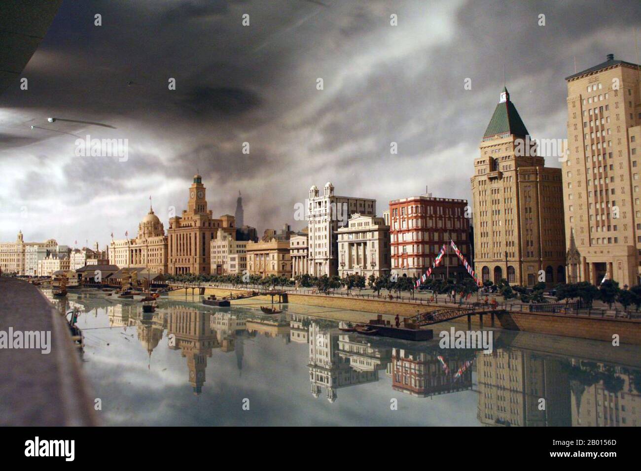 Cina: Vista del Bund o Waitan da bordo di una nave, c.. 1920. Il Bund (Wàitān) è un'area del distretto di Huangpu nel centro di Shanghai, Repubblica popolare Cinese. L'area è centrata su una sezione di Zhongshan Road (East-1 Zhongshan Road) all'interno dell'ex insediamento internazionale di Shanghai, che corre lungo la riva occidentale del fiume Huangpu, di fronte a Pudong, nella parte orientale del distretto di Huangpu. Il Bund si riferisce solitamente agli edifici e alle banchere su questa sezione della strada, così come ad alcune aree adiacenti. La parola 'bund' significa un argine o una banchina arginata. Foto Stock