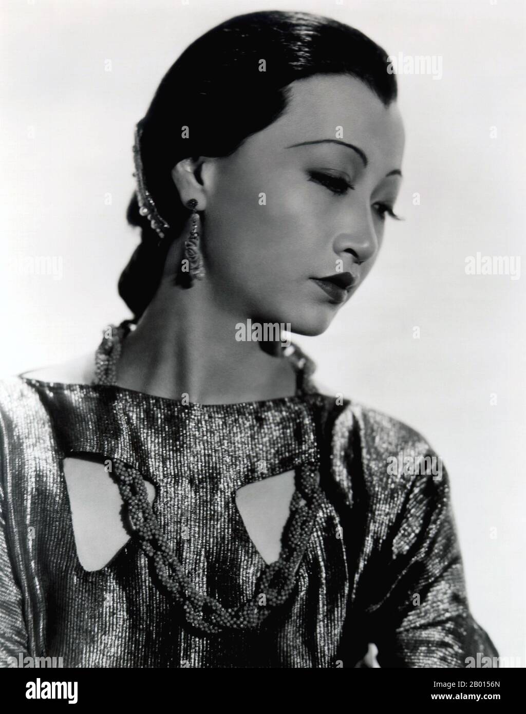 USA: Anna May Wong, star del cinema cinese-americano (3 gennaio 1905 – 3 febbraio 1961), c.. 1929. Anna May Wong è stata un'attrice americana, la prima star cinese americana del cinema, e la prima asiatica americana a diventare una star internazionale. La sua lunga e variegata carriera ha abbracciato sia il film silenzioso e sonoro, la televisione, il palcoscenico e la radio. Nato vicino al quartiere cinese di Los Angeles da genitori cinesi-americani di seconda generazione, Wong è diventato infatuato con i film e ha iniziato ad agire in film in età precoce. Foto Stock