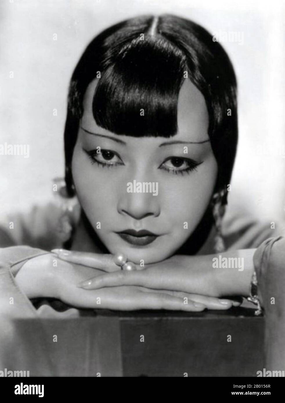 USA: Anna May Wong, star del cinema cinese-americano (3 gennaio 1905 – 3 febbraio 1961), 1934. Anna May Wong è stata un'attrice americana, la prima star cinese americana del cinema, e la prima asiatica americana a diventare una star internazionale. La sua lunga e variegata carriera ha abbracciato sia il film silenzioso e sonoro, la televisione, il palcoscenico e la radio. Nato vicino al quartiere cinese di Los Angeles da genitori cinesi-americani di seconda generazione, Wong è diventato infatuato con i film e ha iniziato ad agire in film in età precoce. Foto Stock