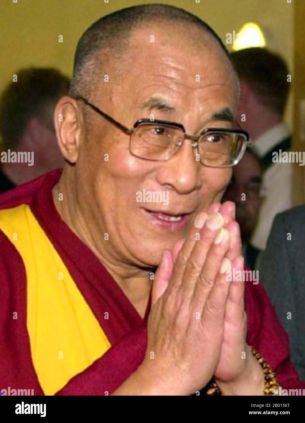Cina/Tibet/India: Il XIV Dalai lama, Tenzin Gyatso (6 luglio 1935), XXI secolo. Il XIV Dalai lama (nome religioso: Tenzin Gyatso, abbreviato da Jetsun Jamphel Ngawang Lobsang Yeshe Tenzin Gyatso, nato Lhamo Dondrub) è il XIV e attuale Dalai lama. I Dalai Lamas sono la figura più influente nella linea Gelugpa del Buddismo Tibetano, anche se il 14 ha consolidato il controllo sulle altre linee negli ultimi anni. Ha vinto il Premio Nobel per la pace nel 1989 ed è noto anche per la sua difesa permanente per i tibetani all'interno e all'esterno del Tibet. Foto Stock